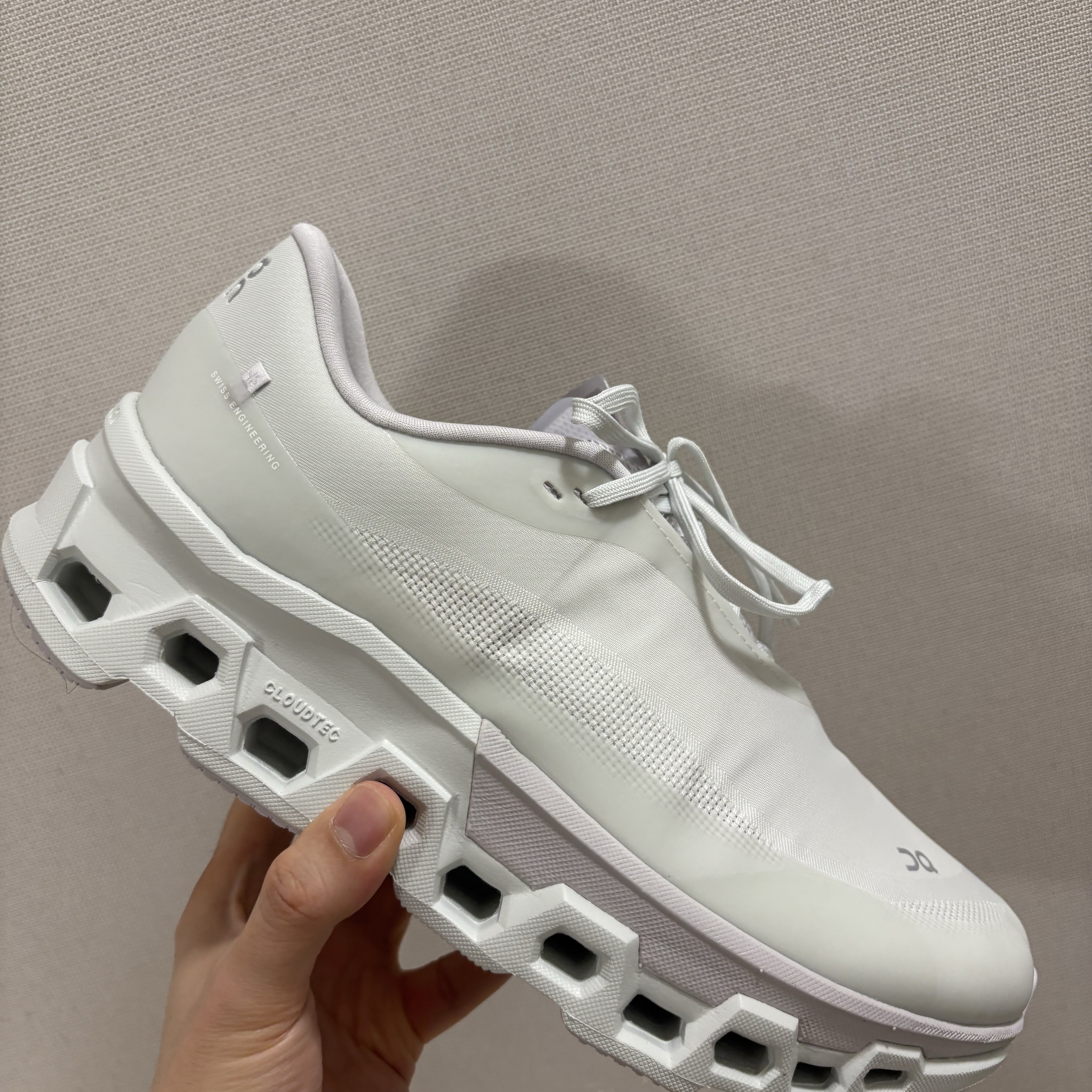 On Running x Post Archive Faction (Paf) Cloudmonster 2 Vapor Frost 착용 스타일 - 3