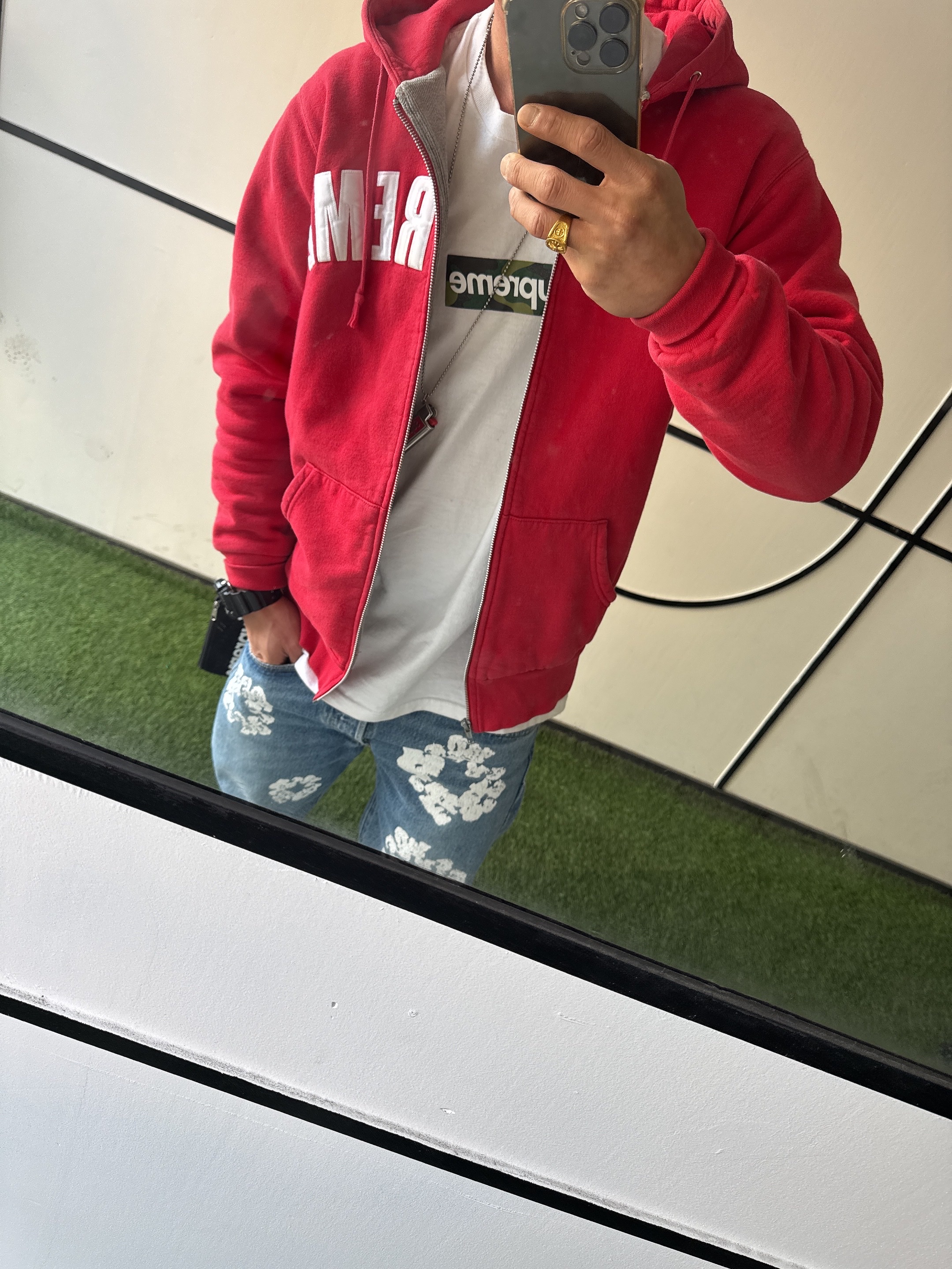 Oakley x Fragment Frogskins Yellow Polished Black Frame Prizm Grey Lenses Low Bridge Fit, Supreme Arc Thermal Lined Zip Up Hooded Sweatshirt Red - 24FW 착용 스타일 - 4