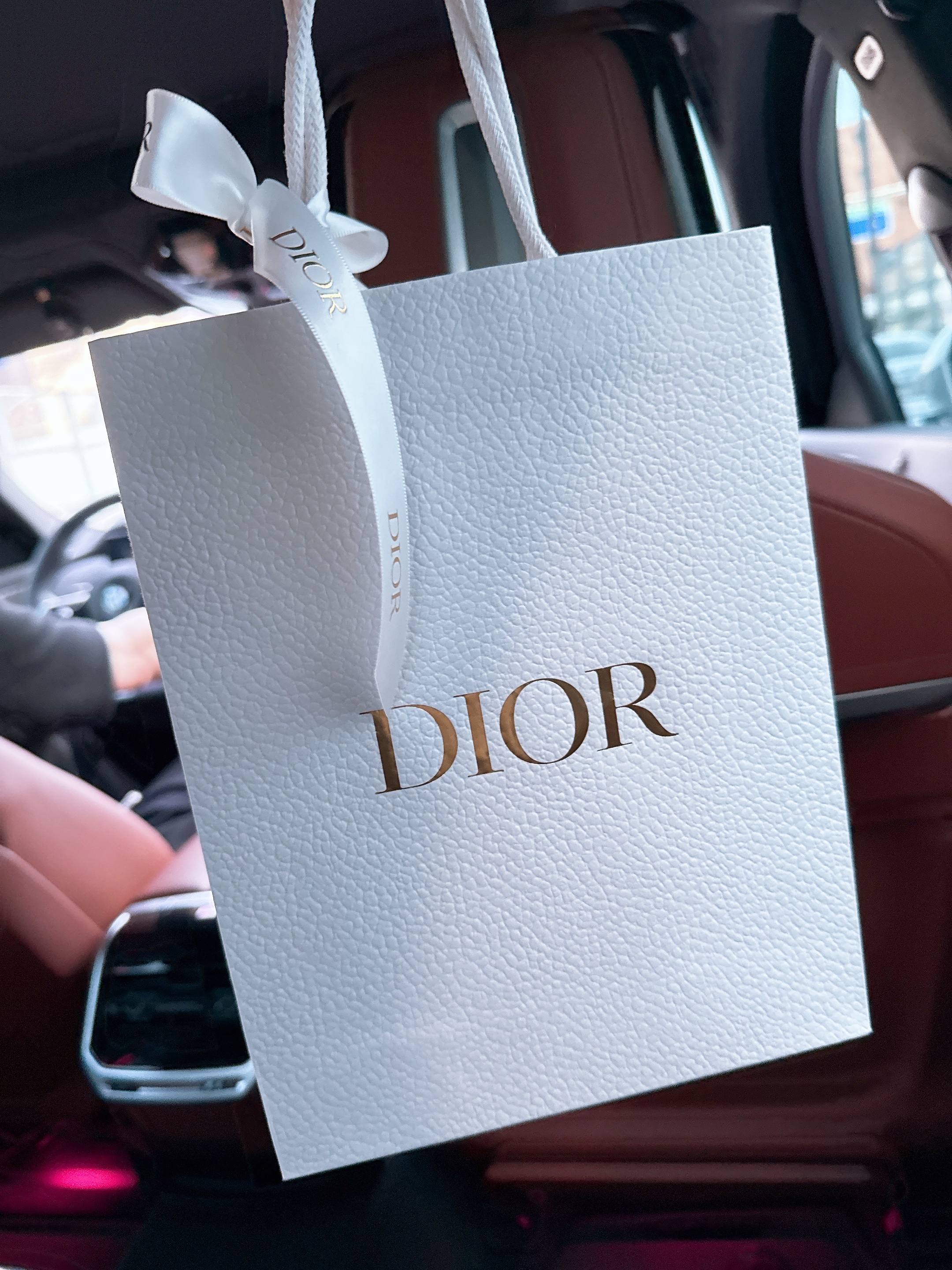 (W) Dior 30 Montaigne Mitzah Scarf Silk Twill Black White 착용 스타일 - 1