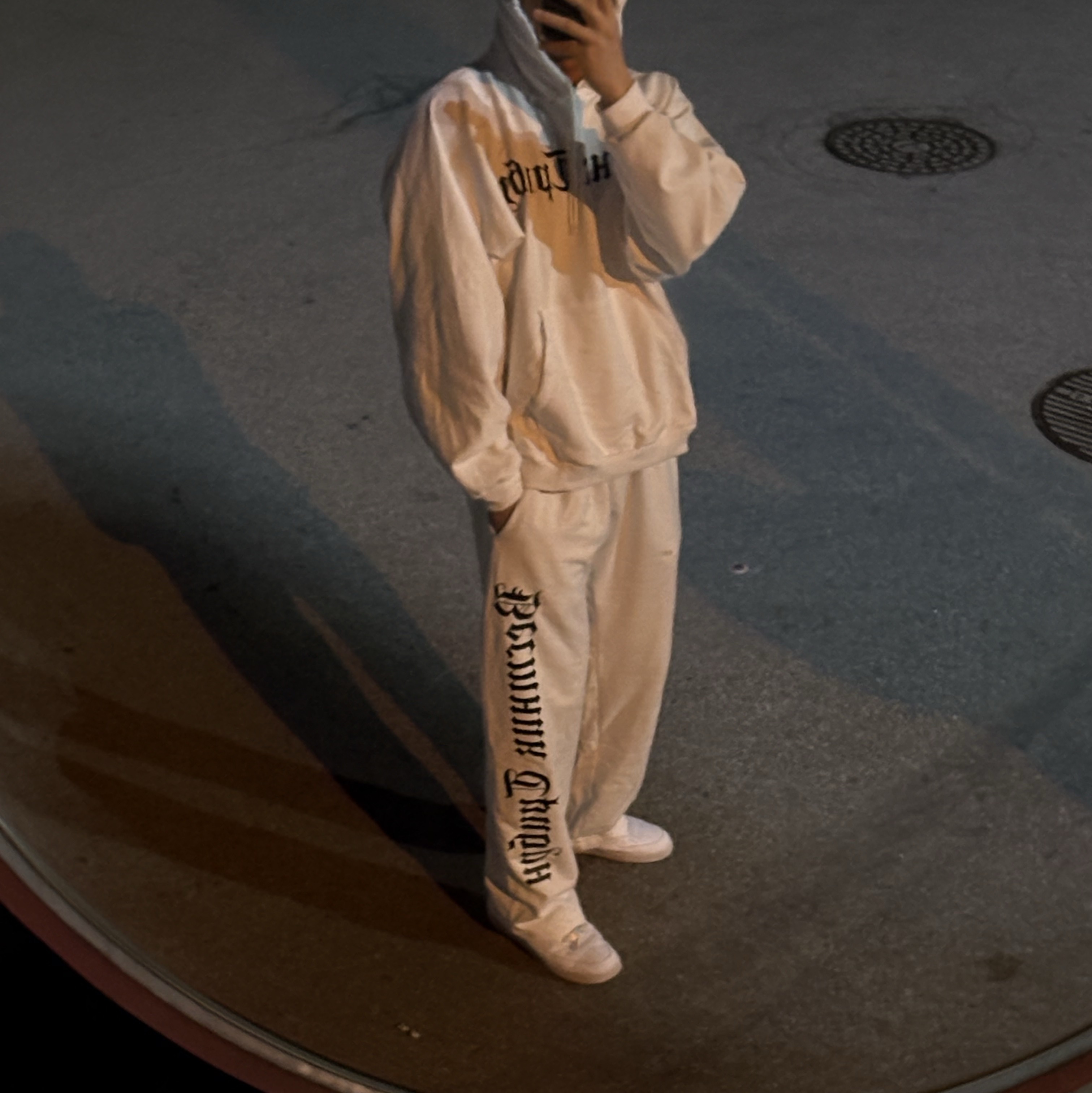 Yeezy x Gosha Rubchinskiy Tribune Herald SP-01 Pants White, Yeezy x Gosha Rubchinskiy Tribune Herald HD-01 Hoodie White 착용 스타일