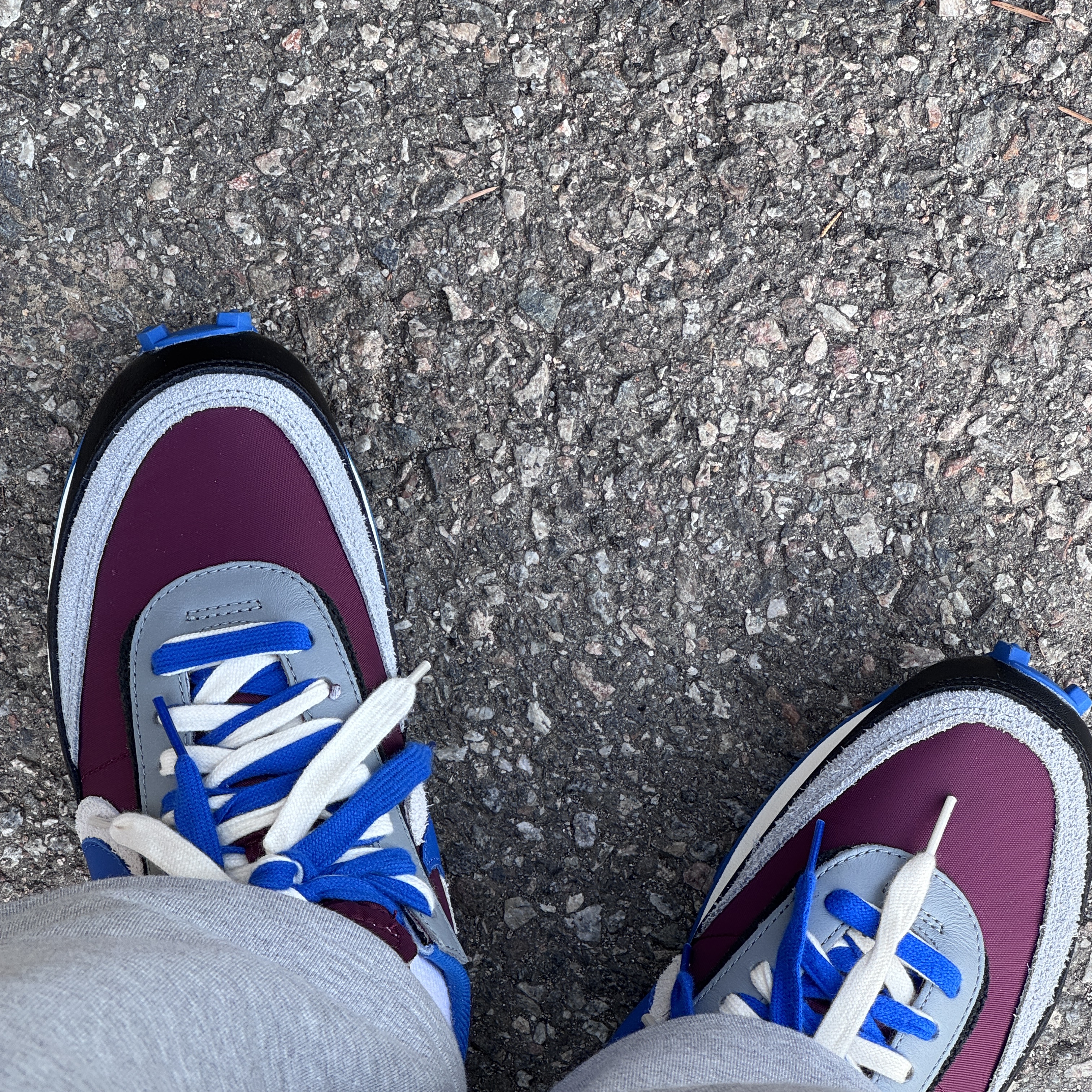 Nike x Sacai x Undercover LDWaffle Night Maroon Team Royal 착용 스타일 - 2