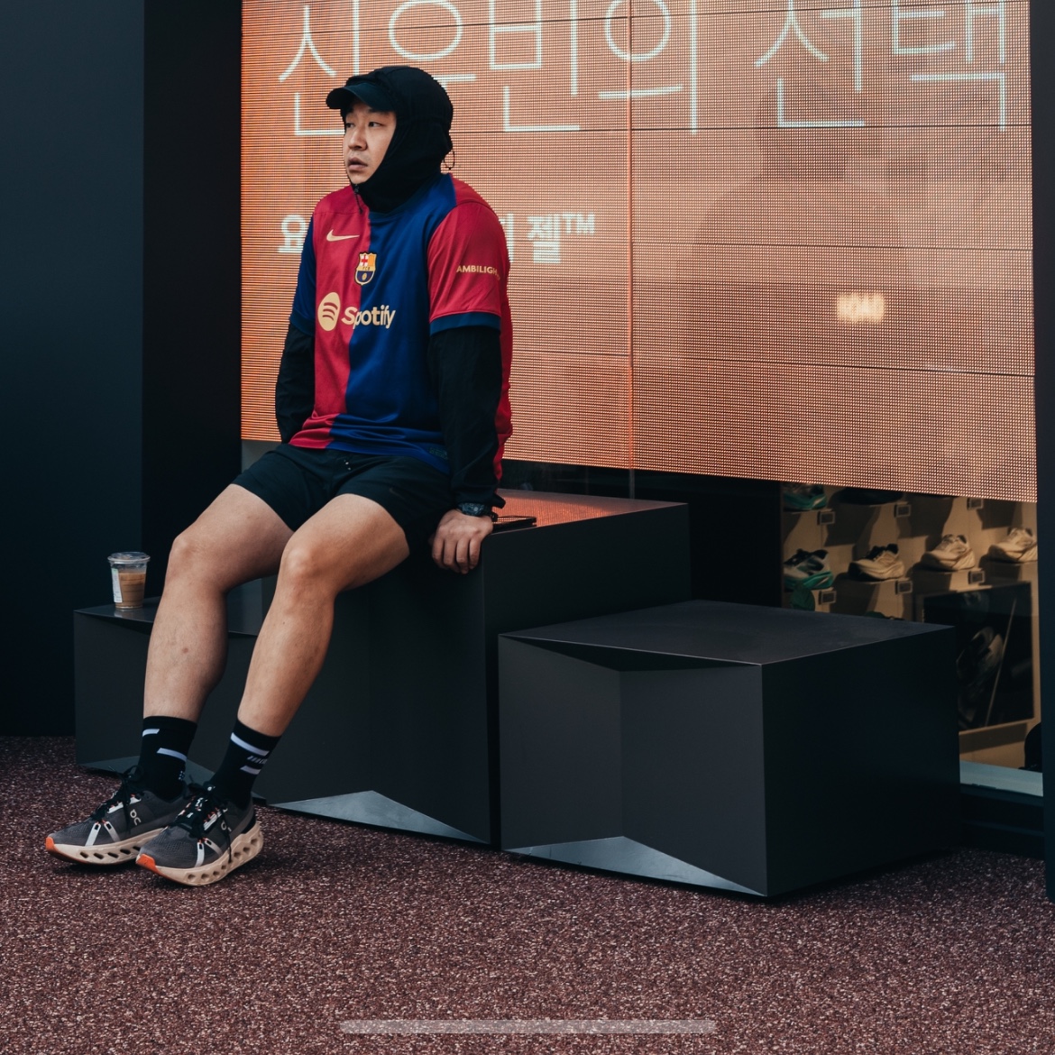 Nike FC Barcelona 2024/25 Dri-Fit Stadium Home Jersey Deep Royal Blue Noble Red (Non Marking Ver.) 착용 스타일