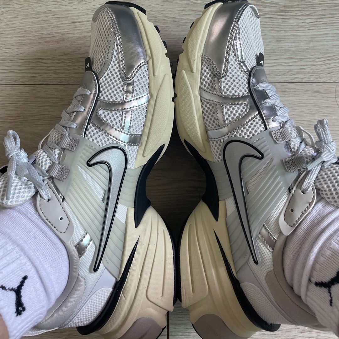 Nike V2K Run Summit White Metallic Silver 착용 스타일 - 1