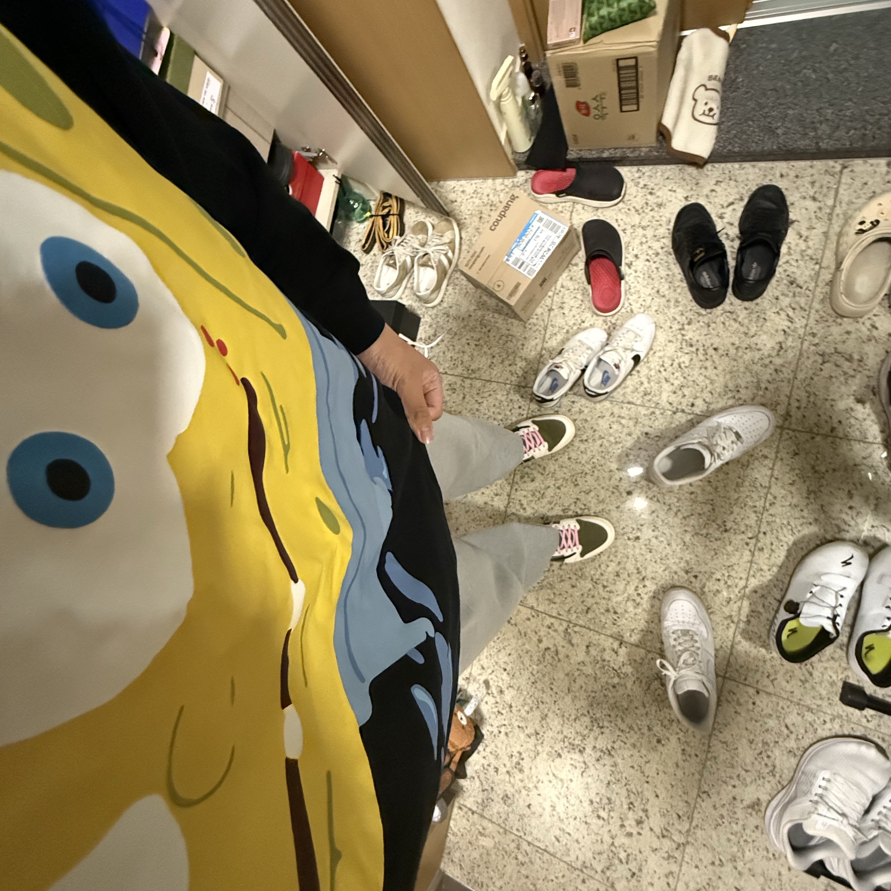 Jordan 1 x Travis Scott Retro Low OG SP Reverse Olive, Uniqlo UT x CPFM x SpongeBob Sweat Pull Parka B Black - KR 착용 스타일