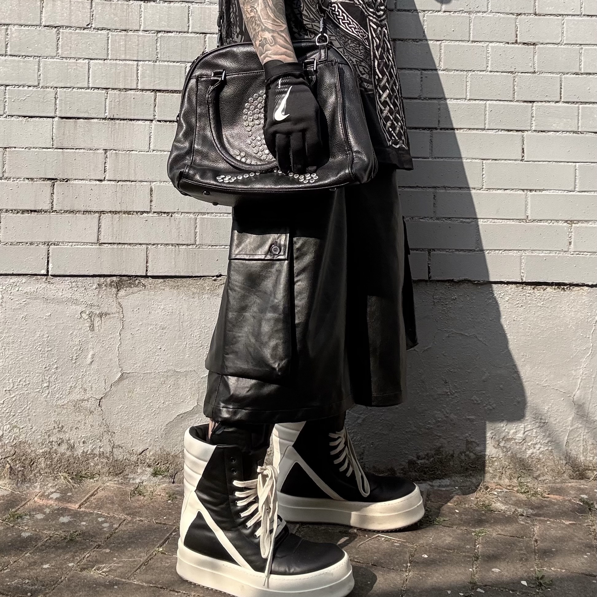 나이키 써마핏 아카데미 풋볼 글러브 블랙, 릭 오웬스 레더 메가 범퍼 지오바스켓 블랙 밀크 착용 스타일 - 3