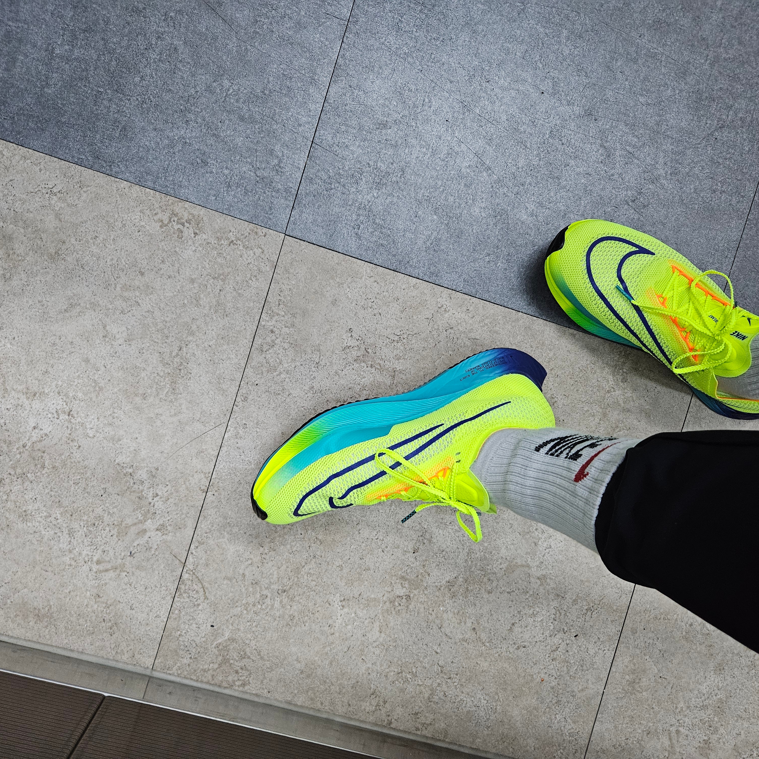 Nike ZoomX Streakfly Volt Black 착용 스타일 - 2
