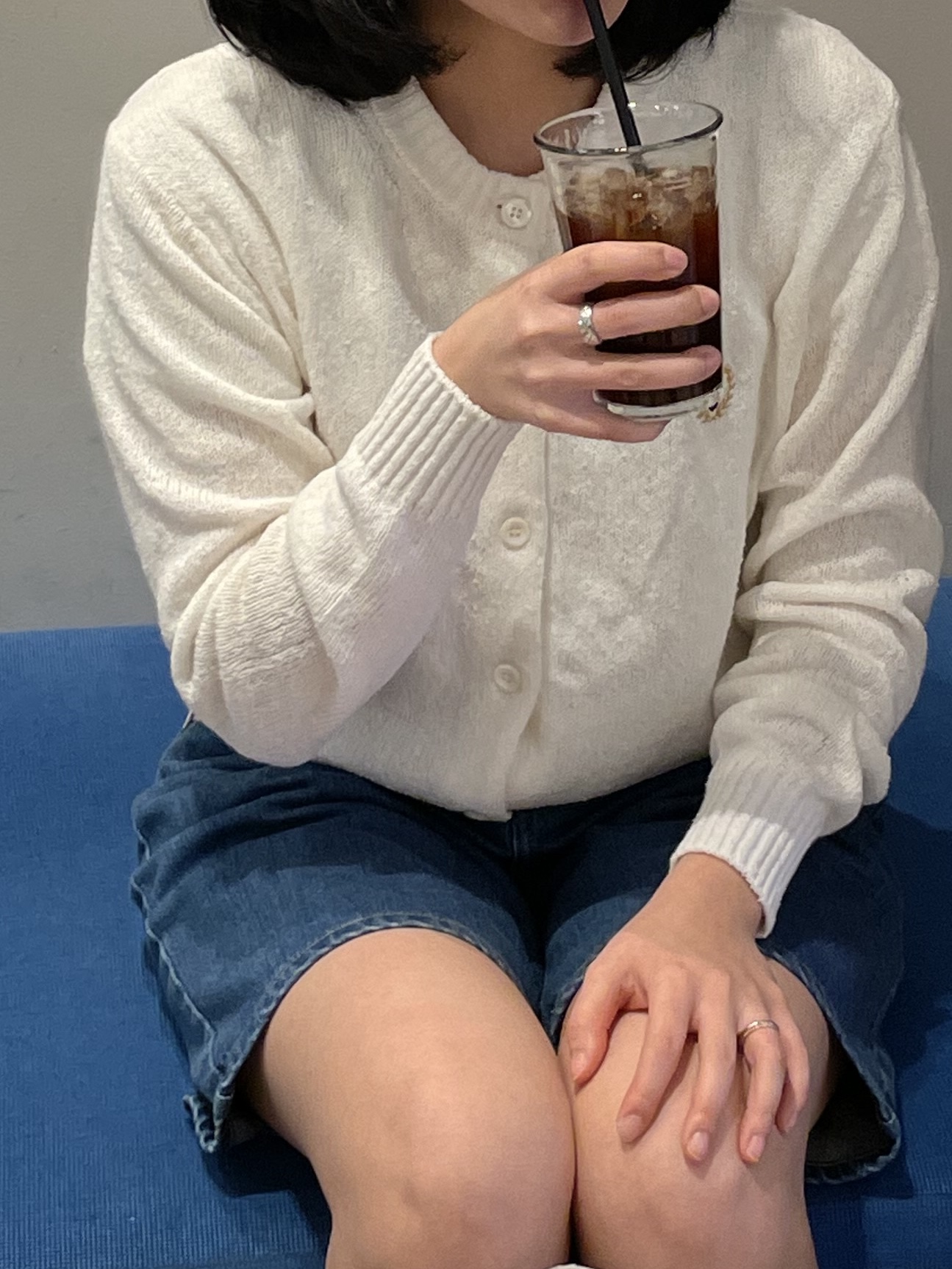 까르띠에 탱크 머스트 워치 라지 쿼츠 스틸 카프스킨 블랙, 메종 마르지엘라 타비 스니커즈 블랙 착용 스타일 - 3