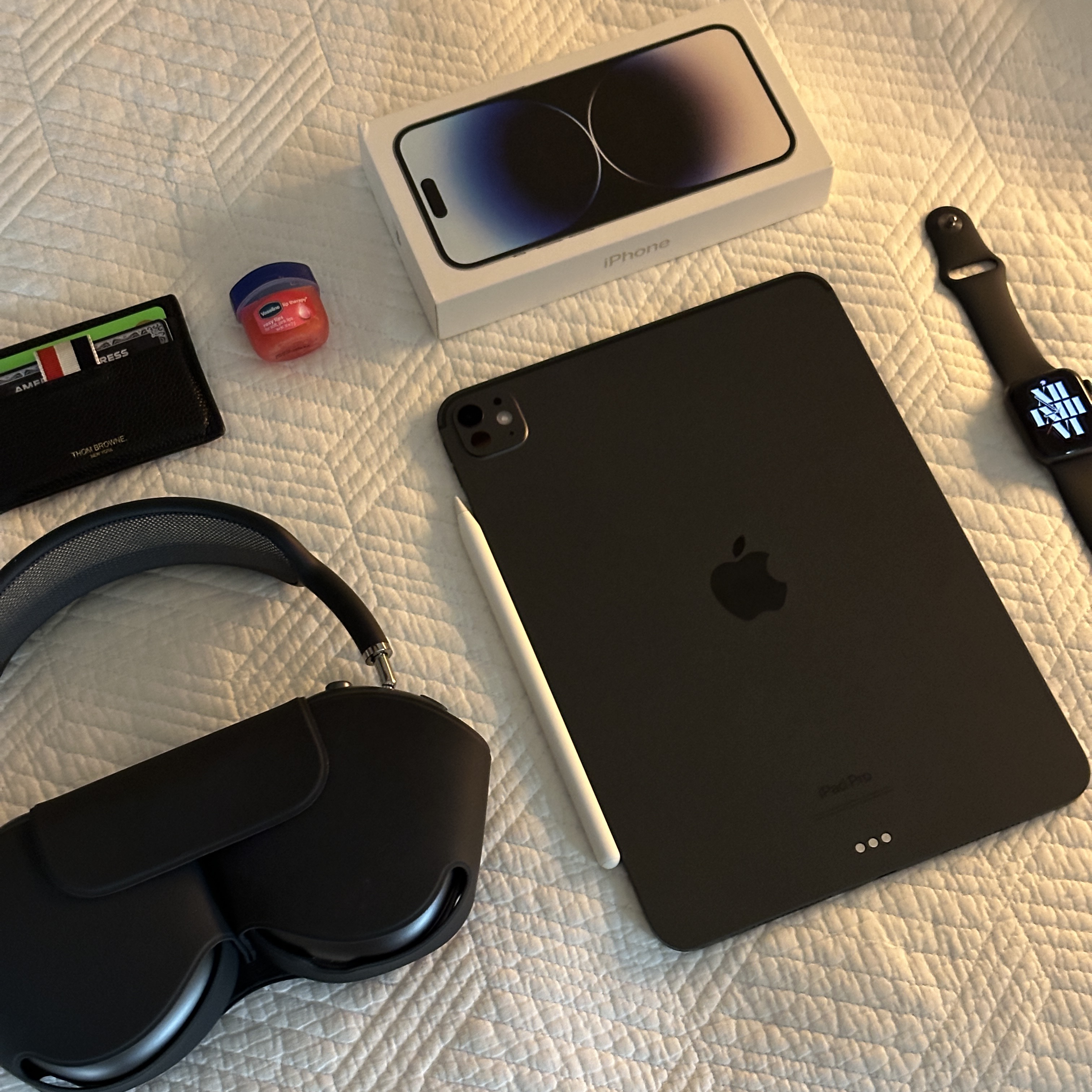 Apple iPad Pro 5th Gen 11-inch Wifi 256GB Standard Glass Space Black (Korean Ver.), Apple AirPods Max Lightning Space Gray (Korean Ver.) 착용 스타일