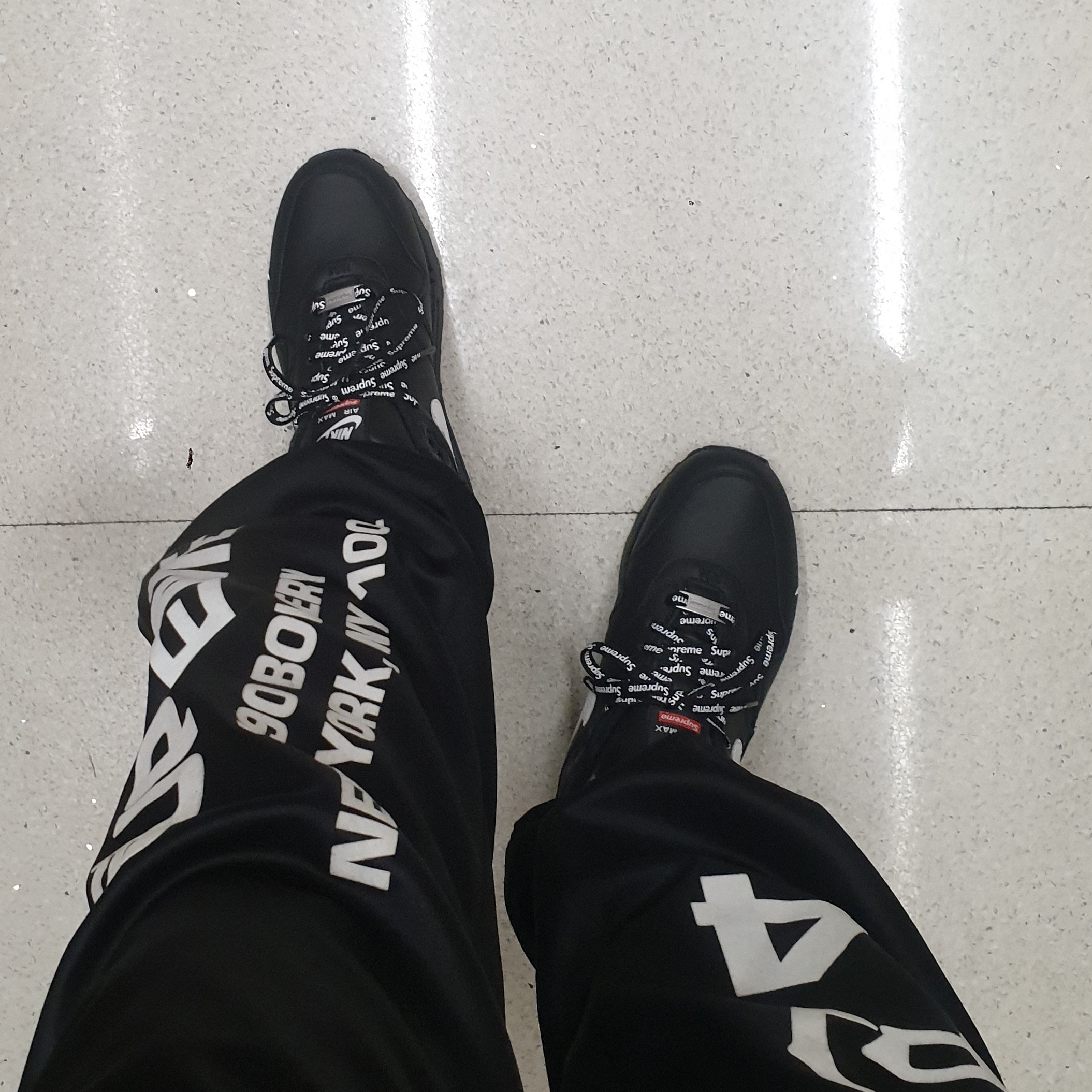 Nike x Supreme Air Max 1 '87 Black White - 25SS 착용 스타일