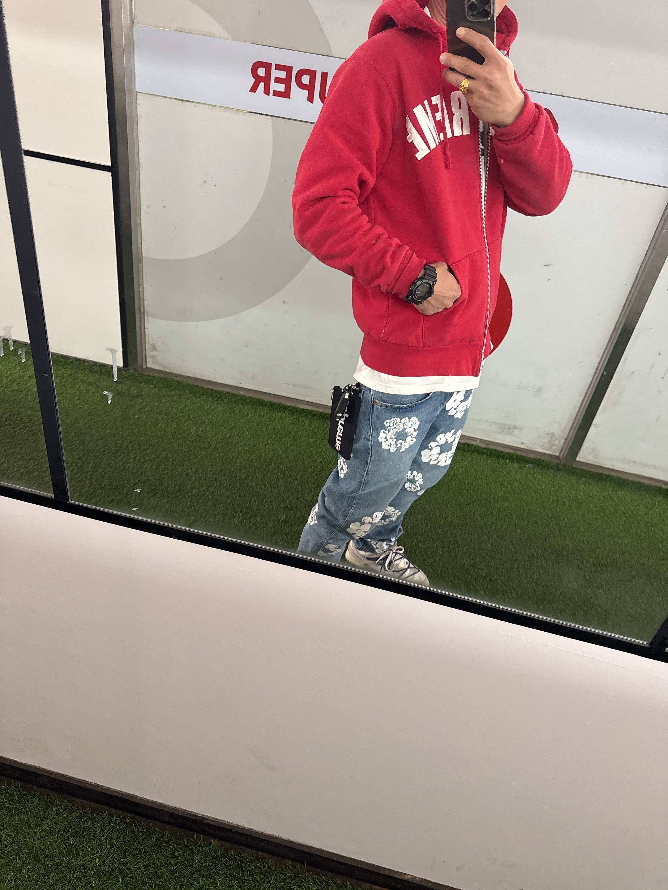 Oakley x Fragment Frogskins Yellow Polished Black Frame Prizm Grey Lenses Low Bridge Fit, Supreme Arc Thermal Lined Zip Up Hooded Sweatshirt Red - 24FW 착용 스타일 - 2