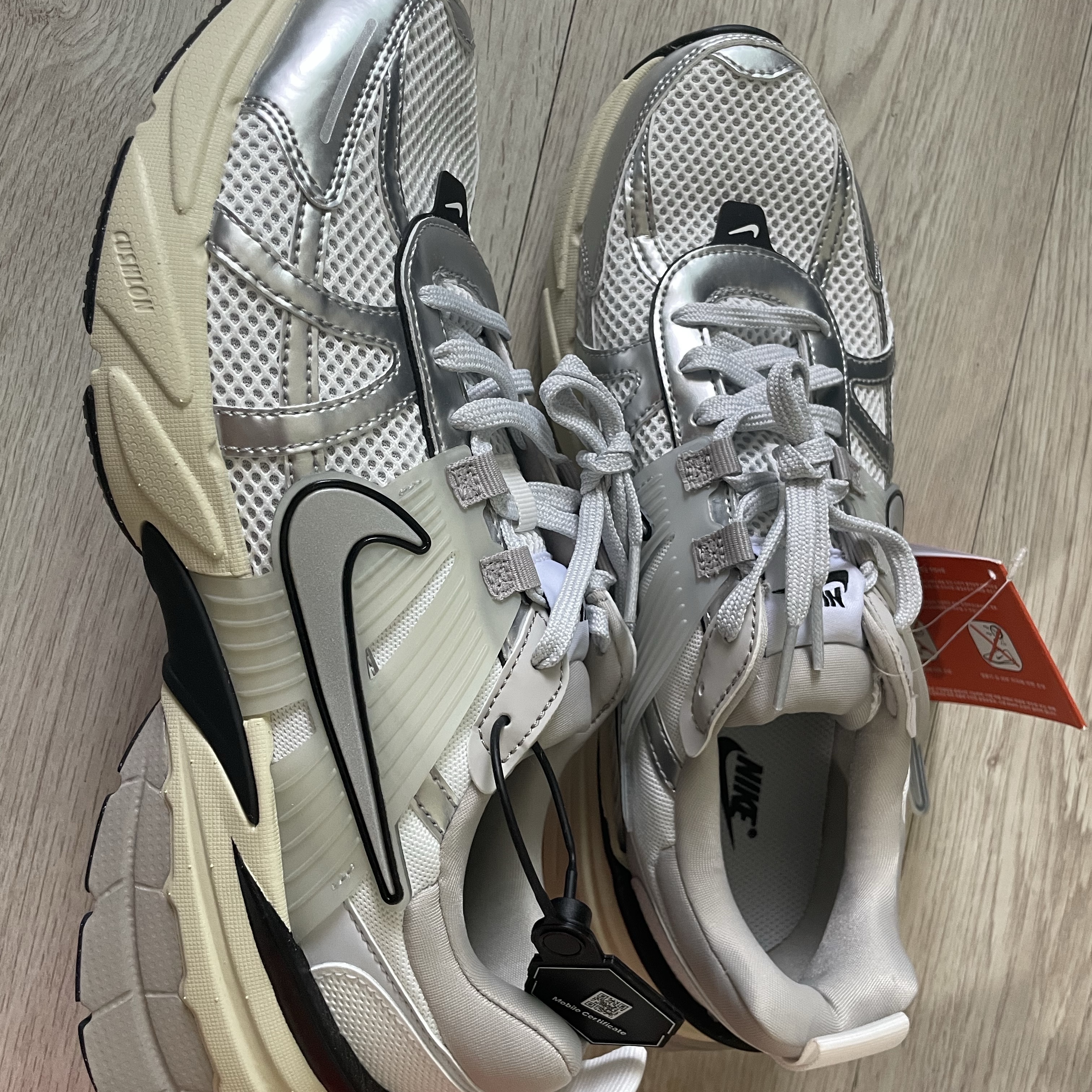 Nike V2K Run Summit White Metallic Silver 착용 스타일 - 2