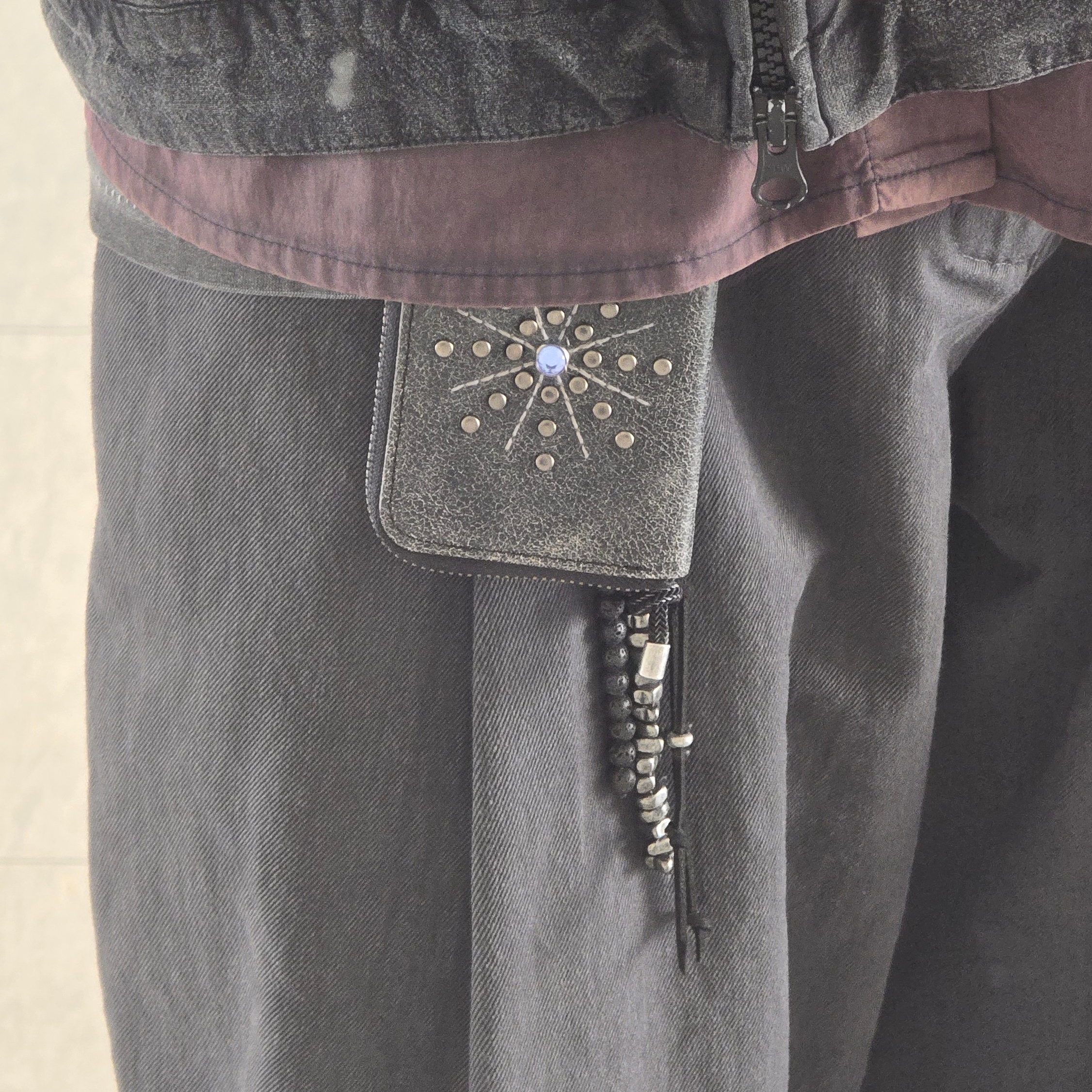 [프리오더] Polyteru Rivet Card Wallet Black 착용 스타일 - 2