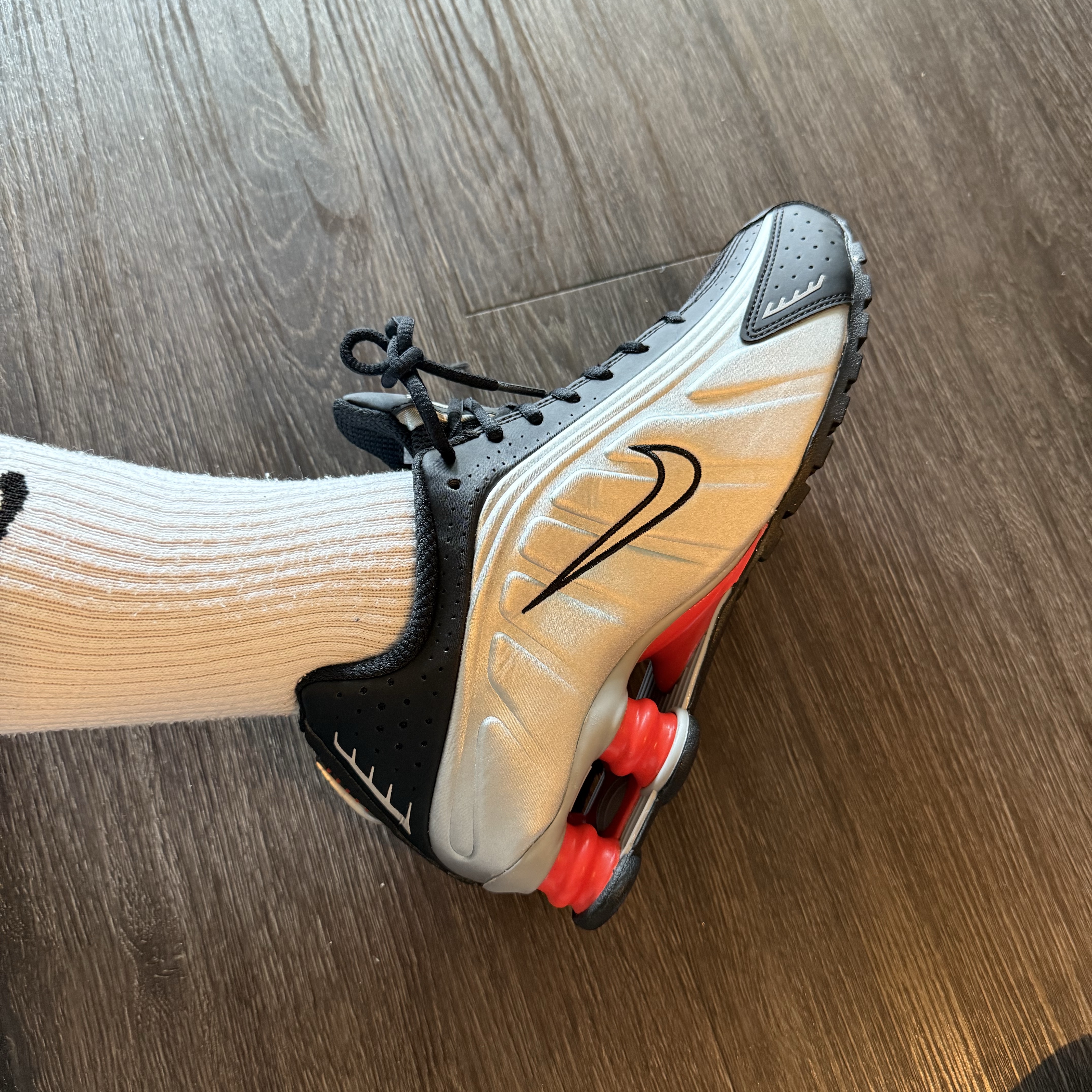 Nike Shox R4 Metallic Silver Red, Supreme x Nike Running Hat Yellow - 25SS 착용 스타일 - 1