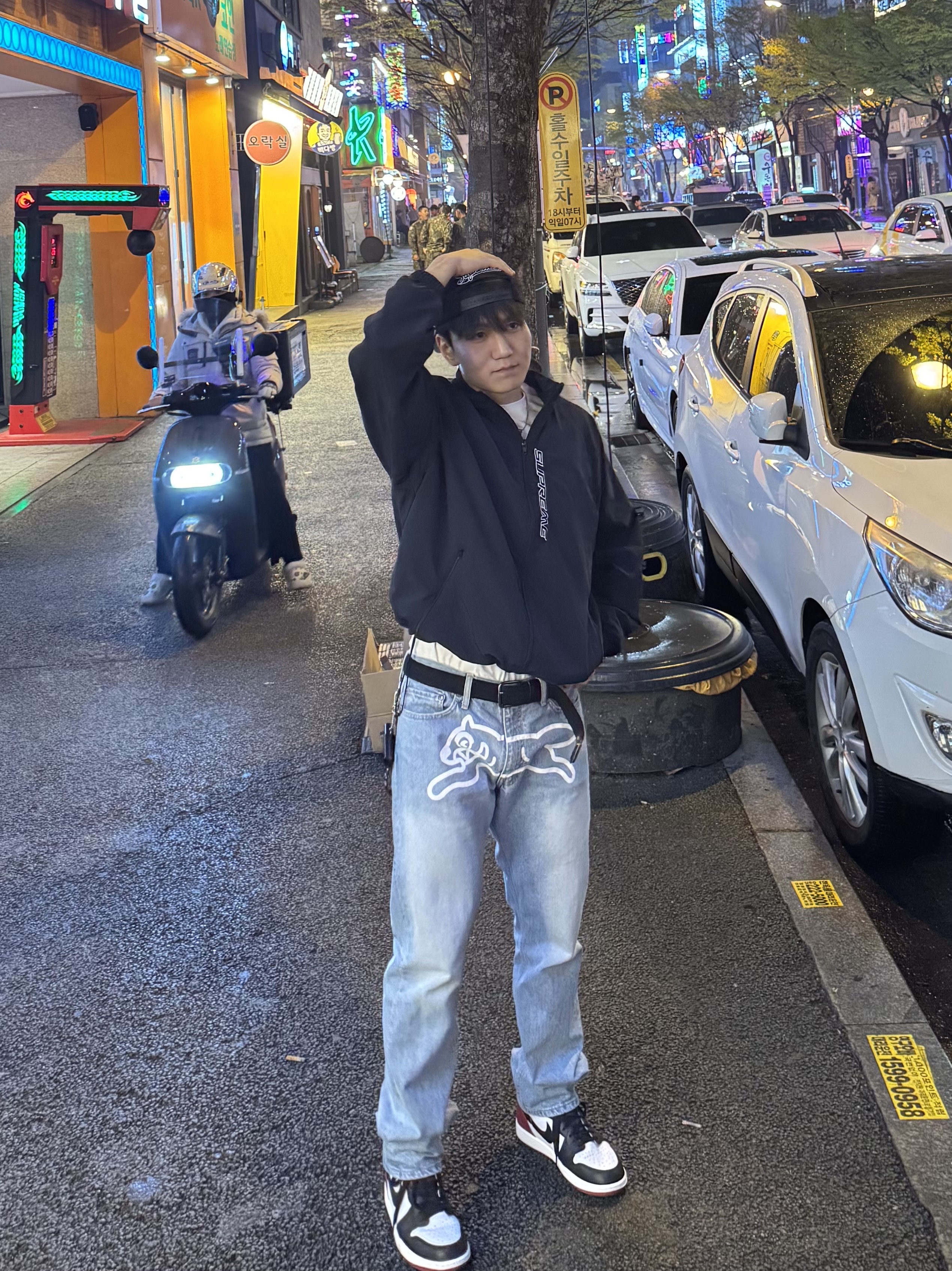 Supreme Contrast Zip Track Jacket Black - 25SS, Supreme World Famous S Logo 6-Panel Black 착용 스타일