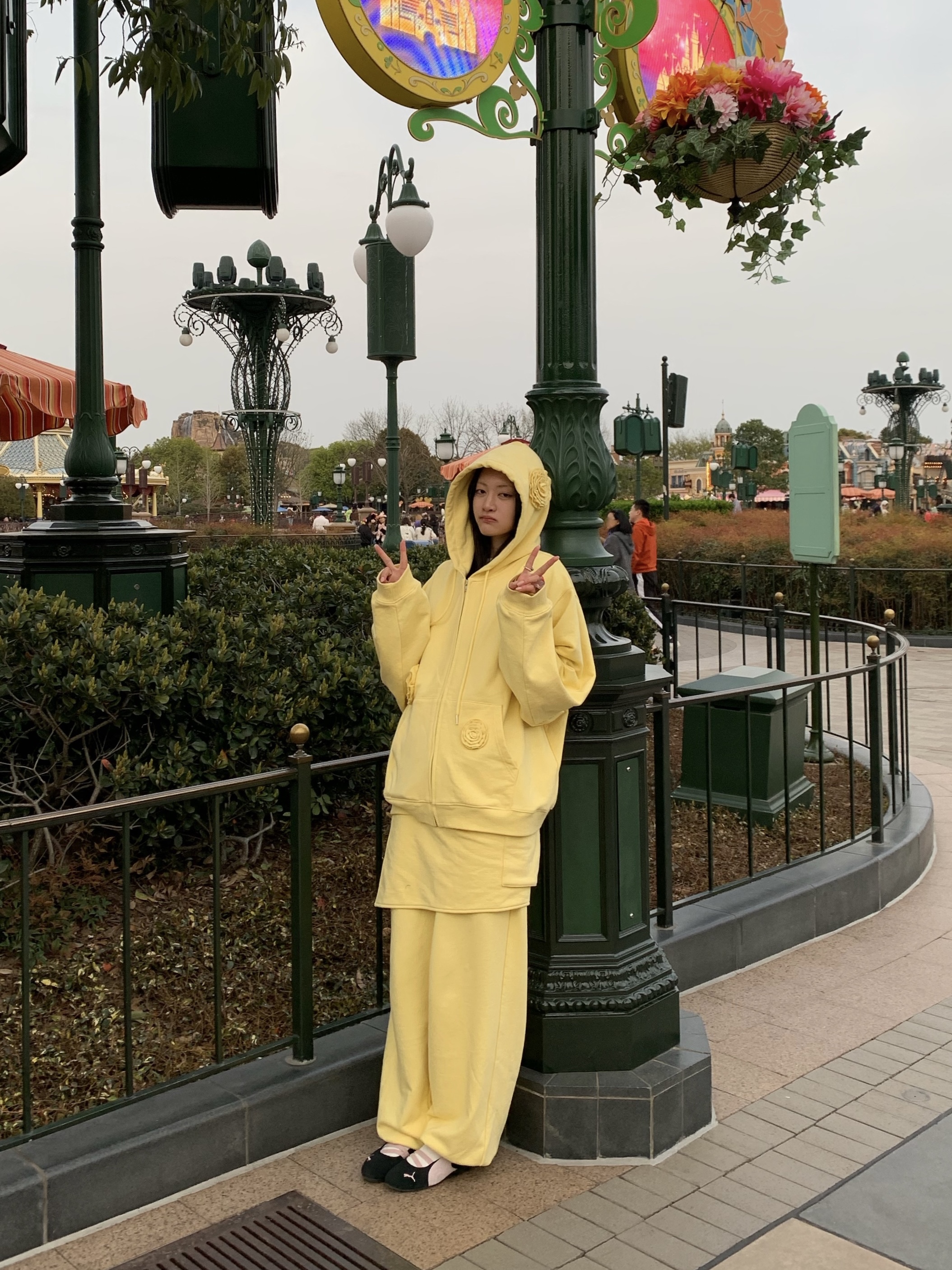 WET TAG Wide Sweat Pants With Wrap Skirt Butter, WET TAG Flower Patched Zip Up Hoodie Butter 착용 스타일 - 1