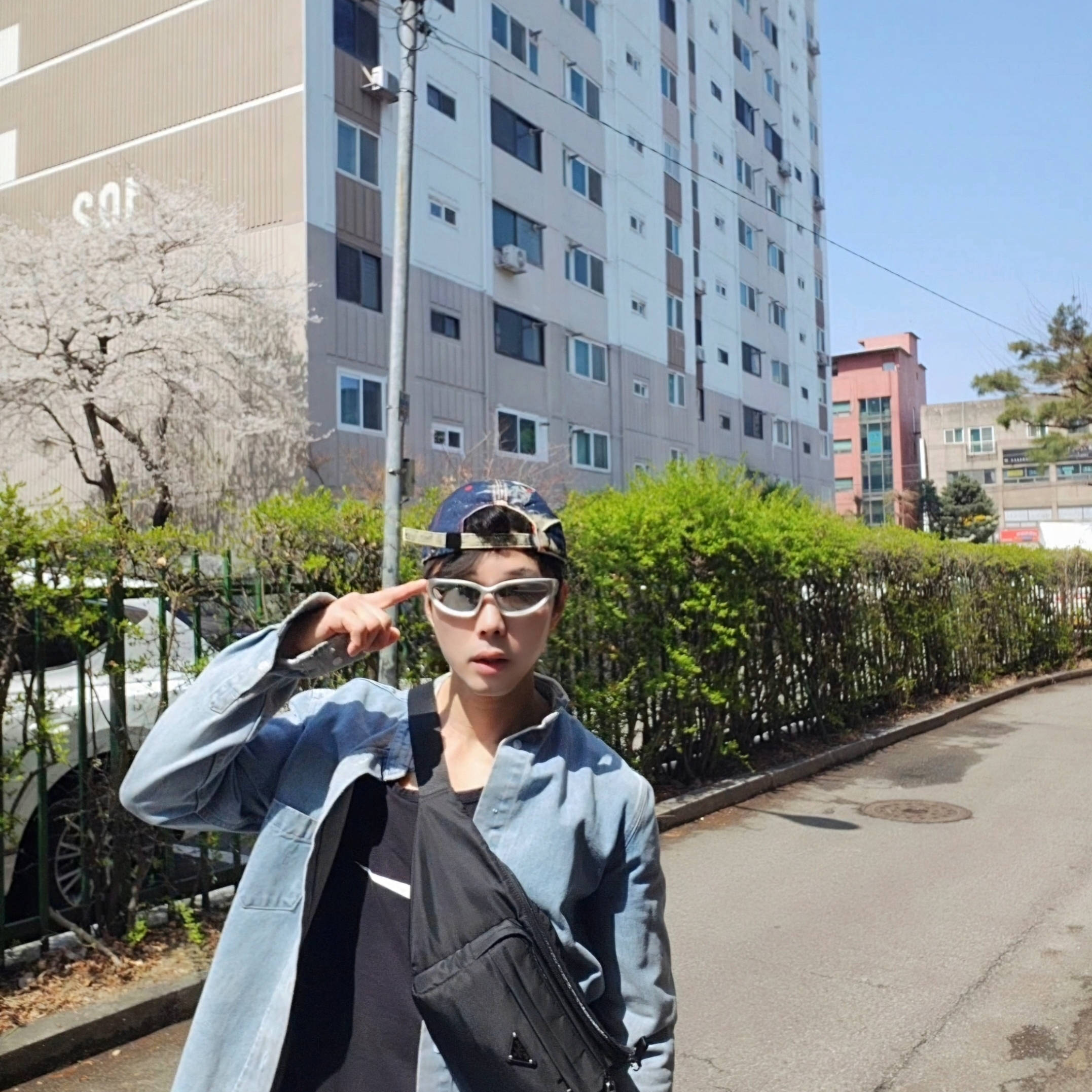 Diesel C-Seymon Treated Denim Baseball Cap Blue White, Balenciaga Swift Oval Sunglasses Silver 착용 스타일 - 1