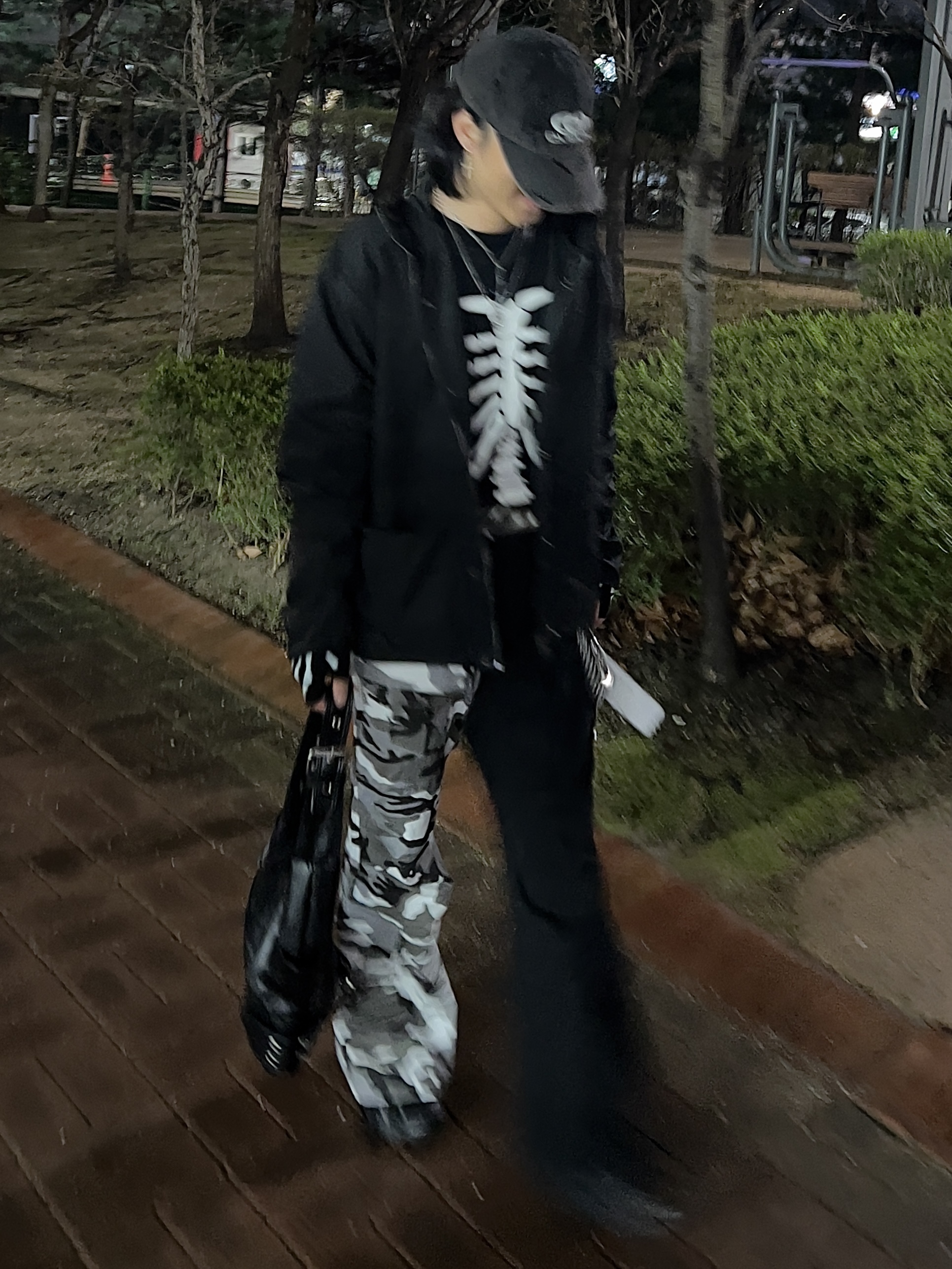 슈프림 헤인즈 본즈 써멀 크루 블랙 (1개입), 로어링라드 플레어 카고 팬츠 하프 카모플라쥬 착용 스타일 - 2