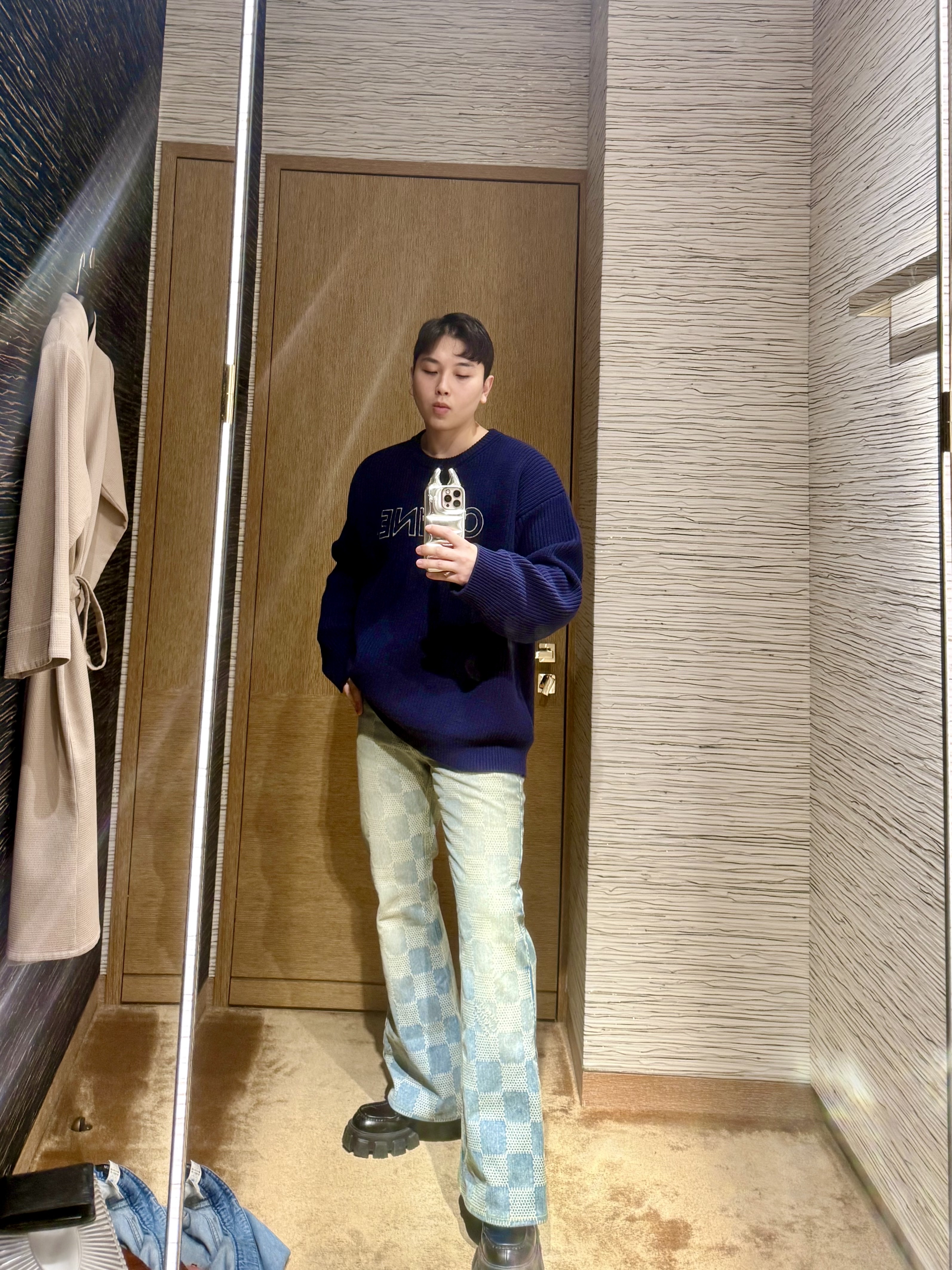 Louis Vuitton Damier Bootcut Denim Pants Indigo 착용 스타일 - 2