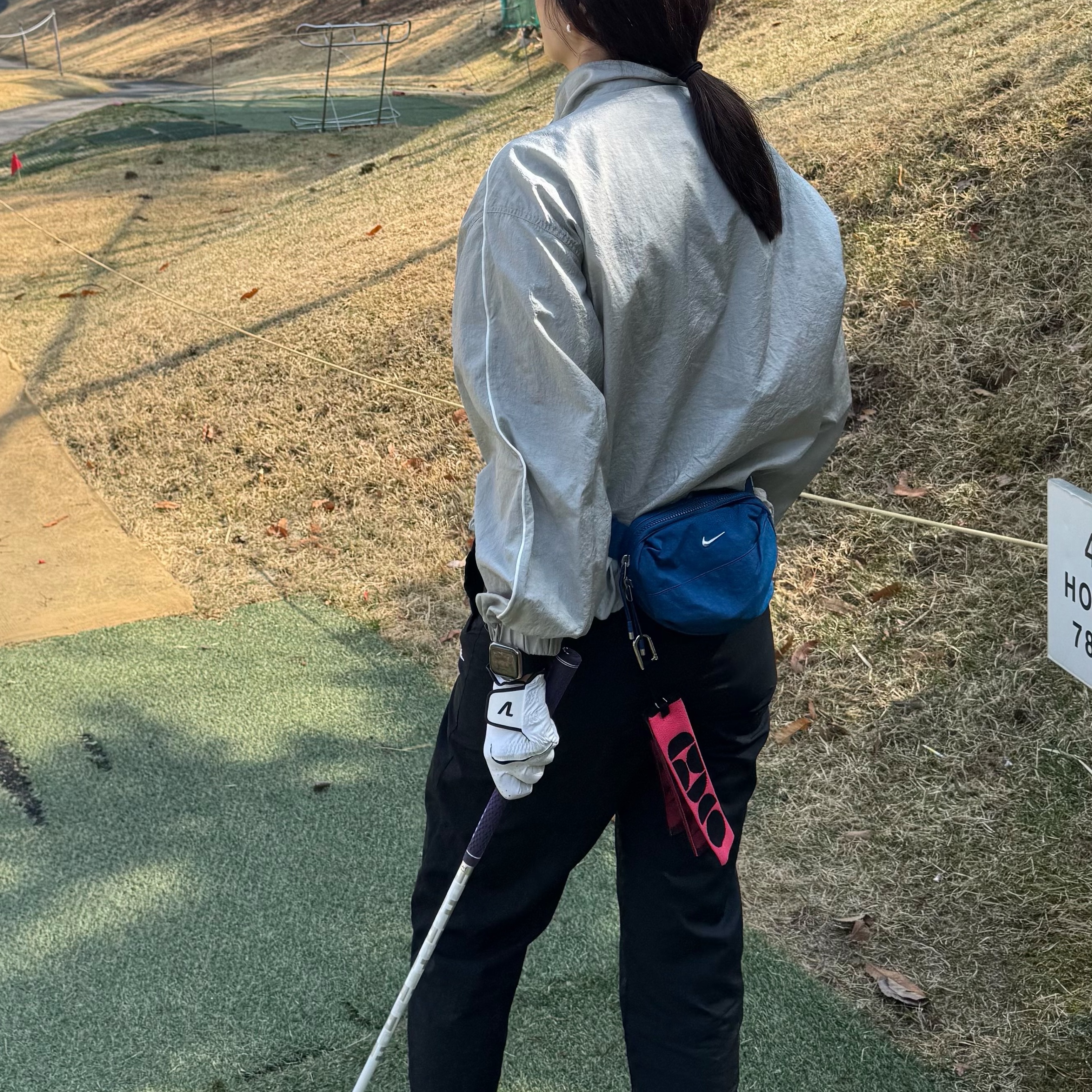 Nike Aura Crossbody Bag 2L Court Blue 착용 스타일 - 1