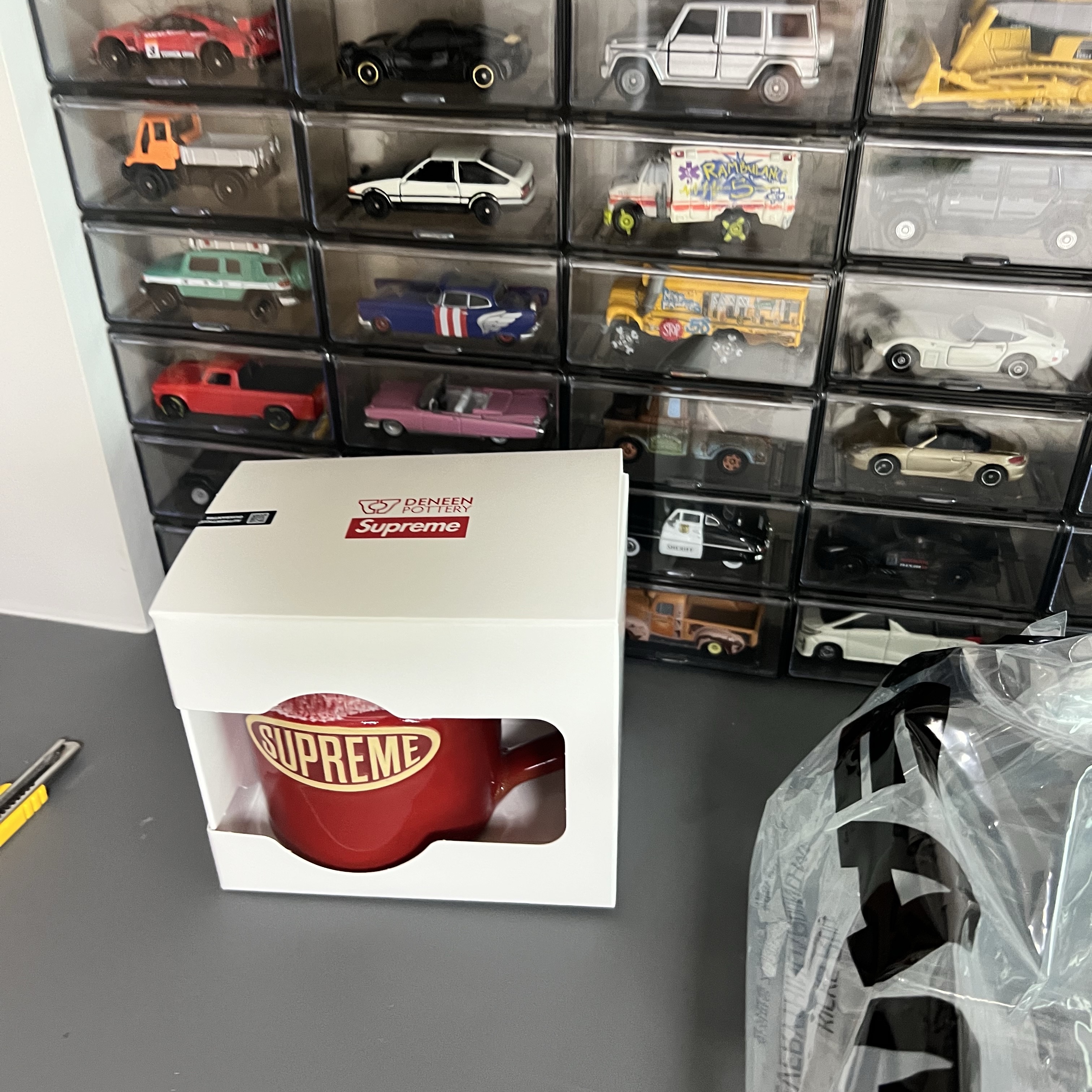 Supreme x Deneen Camper Mug Red - 25SS 착용 스타일 - 2