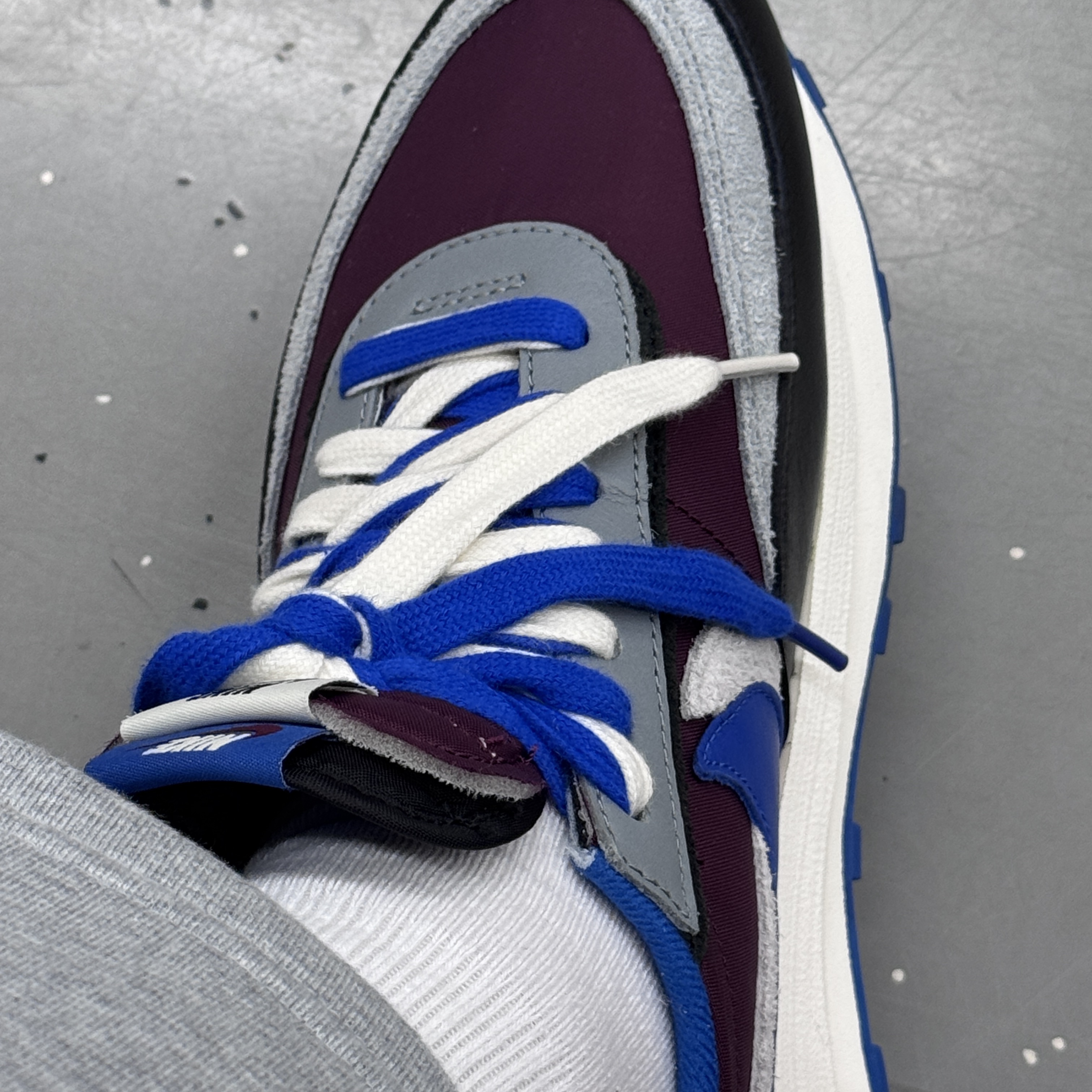 Nike x Sacai x Undercover LDWaffle Night Maroon Team Royal 착용 스타일 - 1
