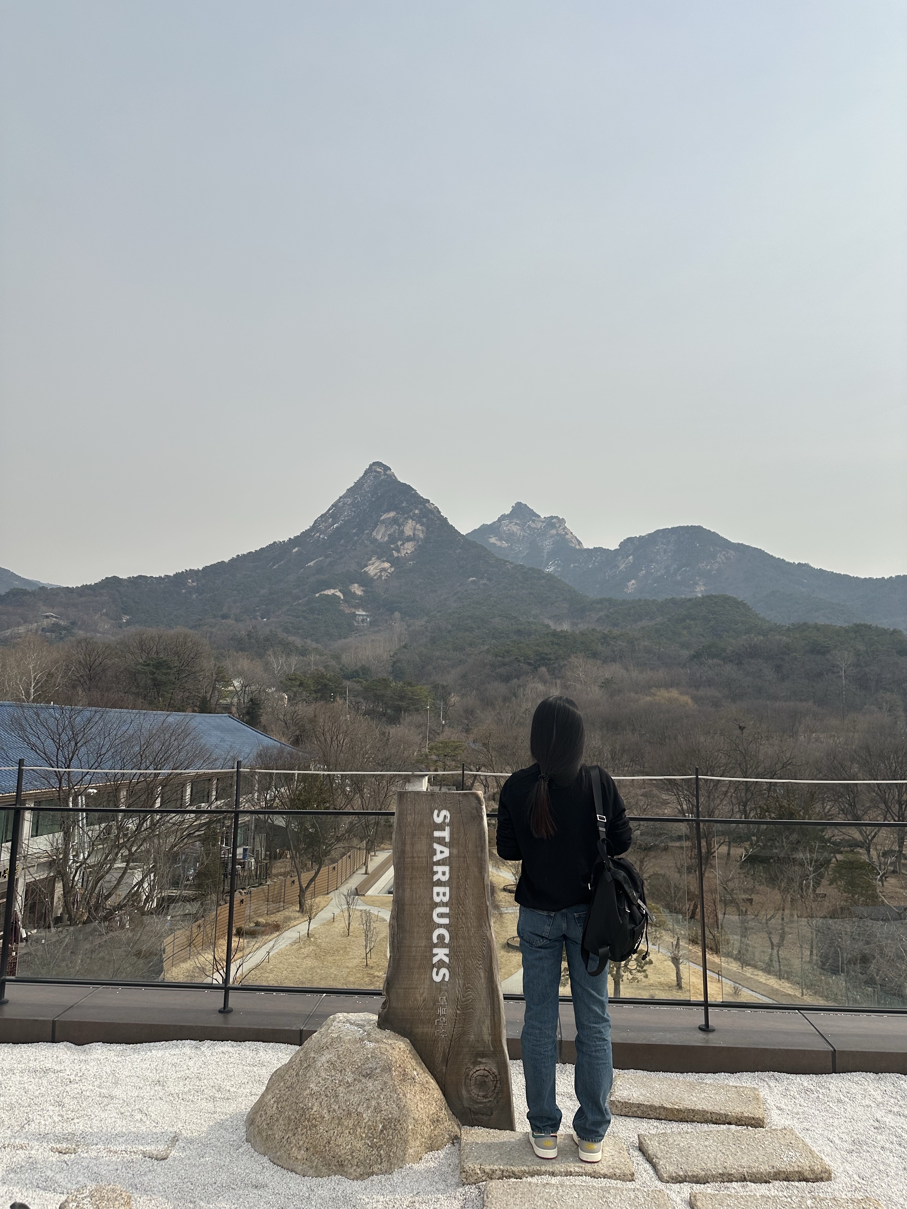 셀린느 트리옹프 울 브이넥 스웨터 블랙, 프라다 리나일론 미디움 백팩 블랙 착용 스타일 - 1