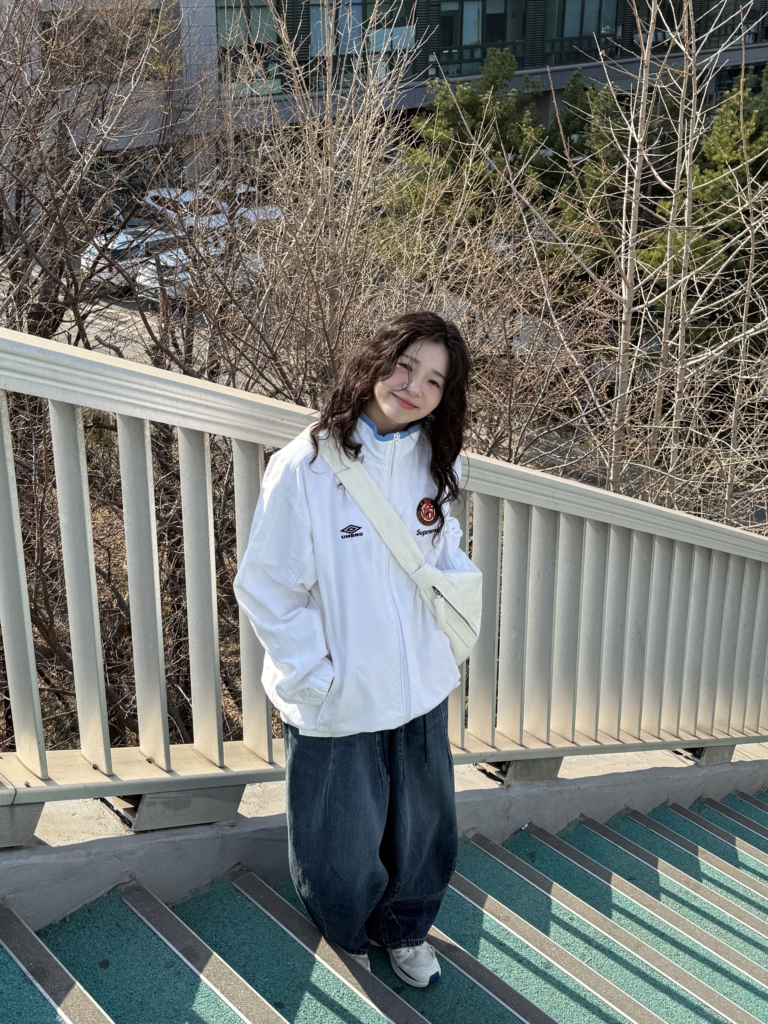 Supreme x Umbro Cotton Ripstop Track Jacket White - 23FW, Lemaire Large Croissant Bag Soft Nappa Leather White 착용 스타일 - 2