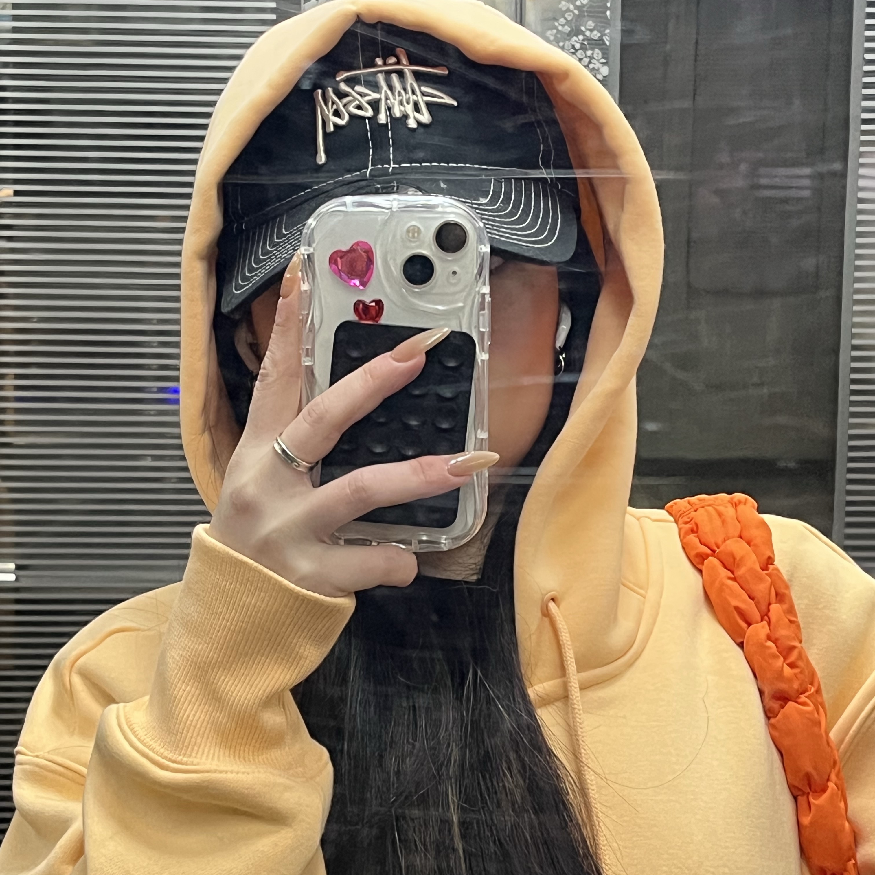 Stussy New Era 9twenty Basic Trucker Shade Black, COS Quilted Mini Bag Orange 착용 스타일