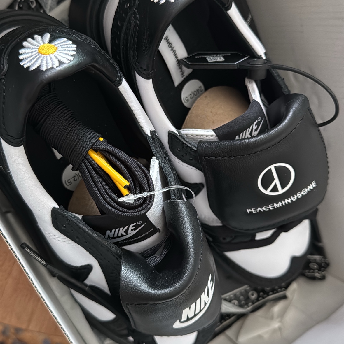 Nike x Peaceminusone Kwondo1 Black and White, CDG Logo Check Muffler White Black 착용 스타일 - 2