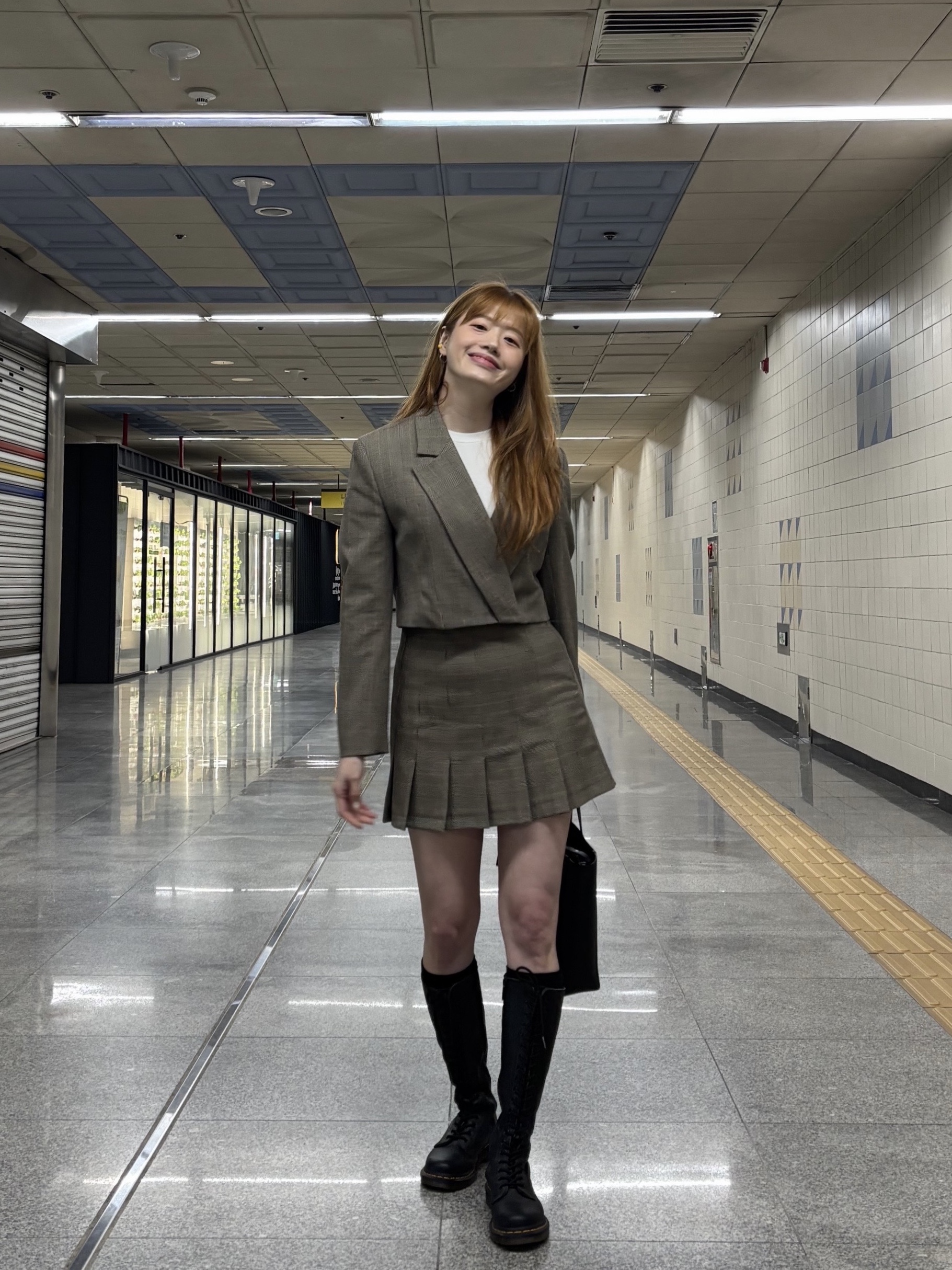 (W) Dr. Martens 1B60 Boots Black, Celine Small Cabas in Grained Calfskin Grey 착용 스타일 - 3