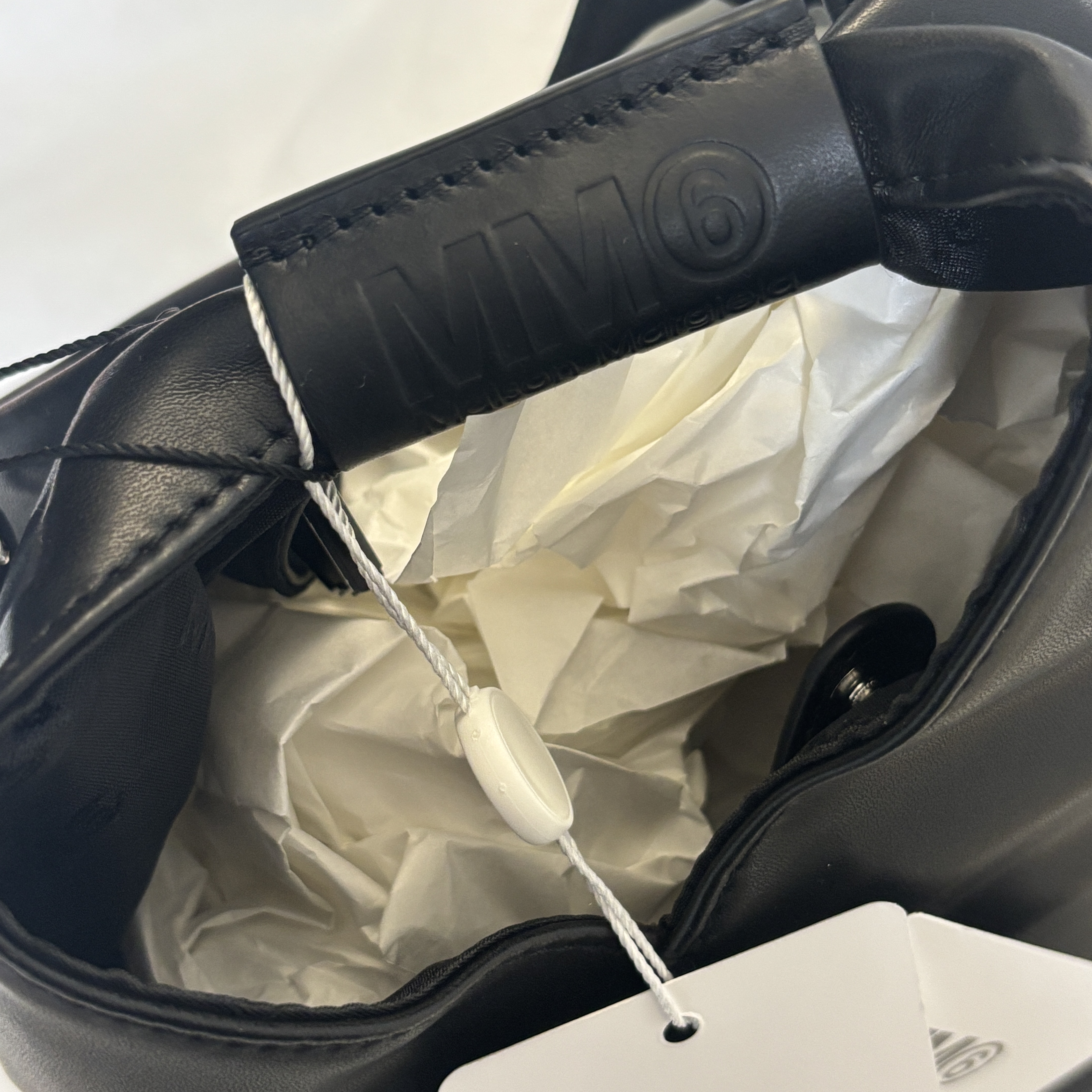 MM6 Maison Margiela Japanese Classic Crossbody Bag Black 착용 스타일 - 1