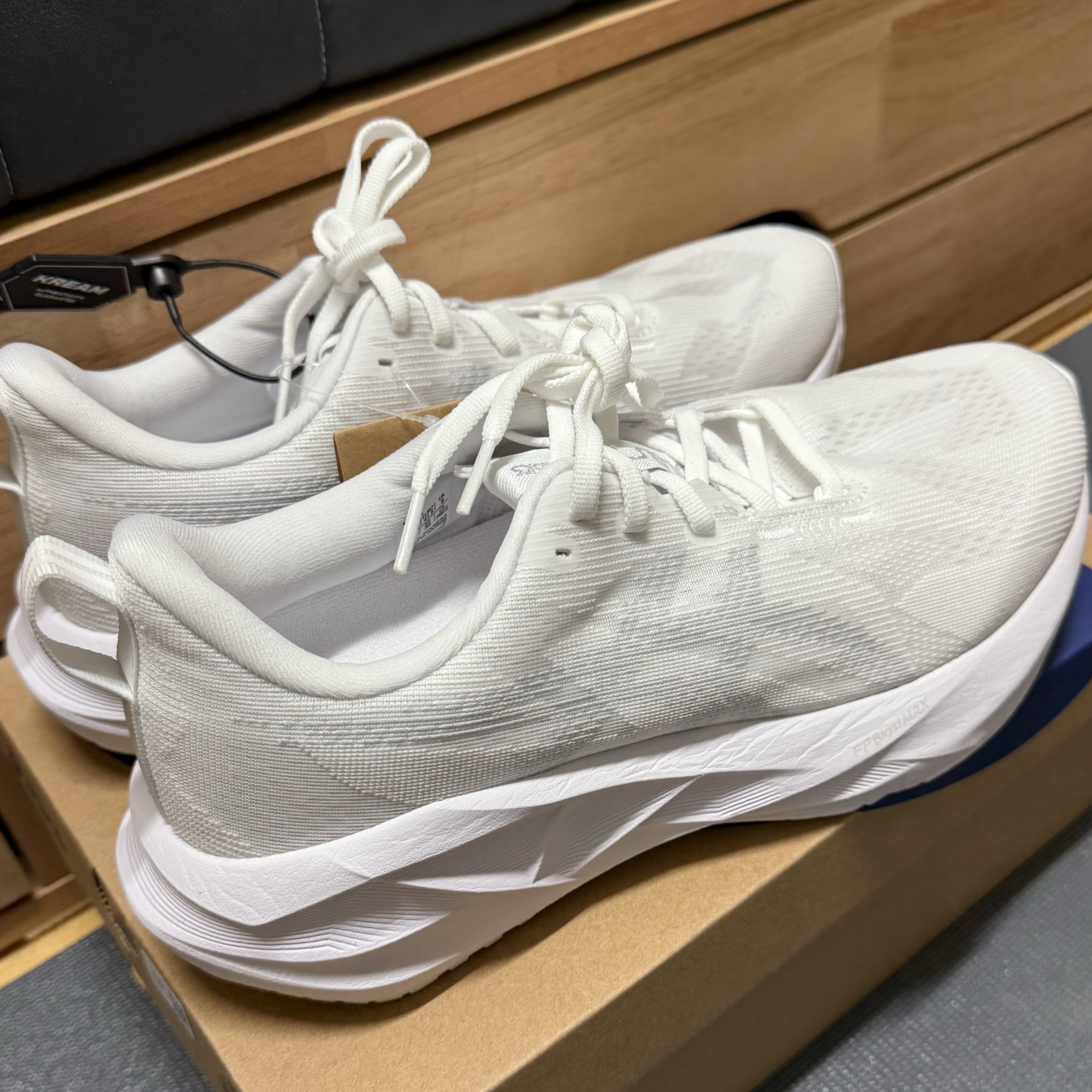 Asics Novablast 5 White Piedmont Grey 착용 스타일 - 2