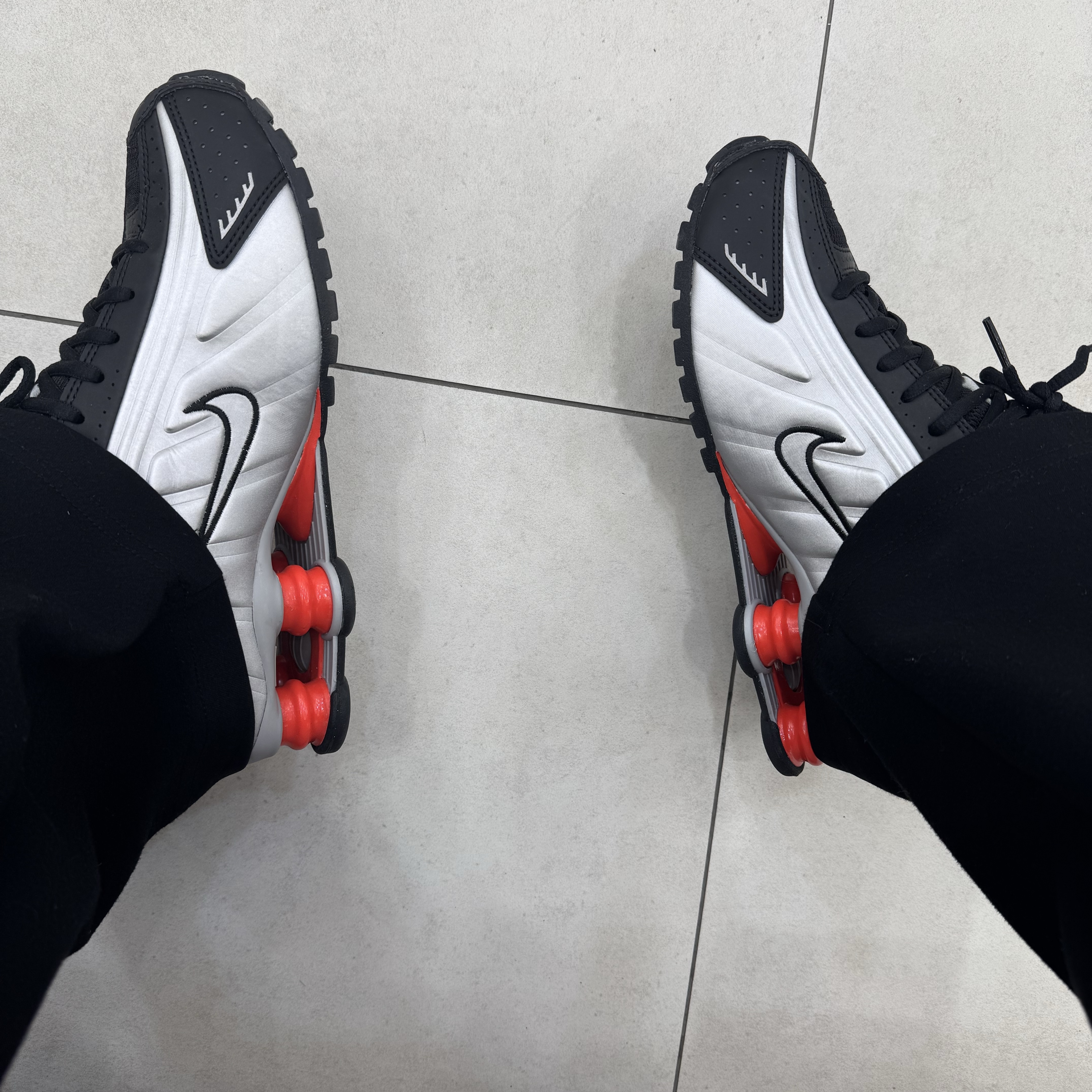 Nike Shox R4 Metallic Silver Red 착용 스타일