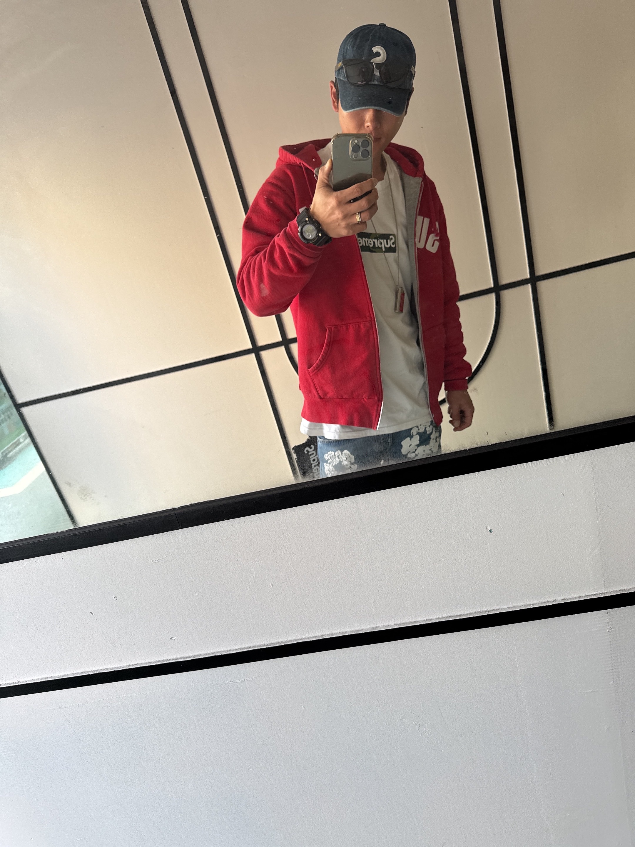 Oakley x Fragment Frogskins Yellow Polished Black Frame Prizm Grey Lenses Low Bridge Fit, Supreme Arc Thermal Lined Zip Up Hooded Sweatshirt Red - 24FW 착용 스타일 - 5