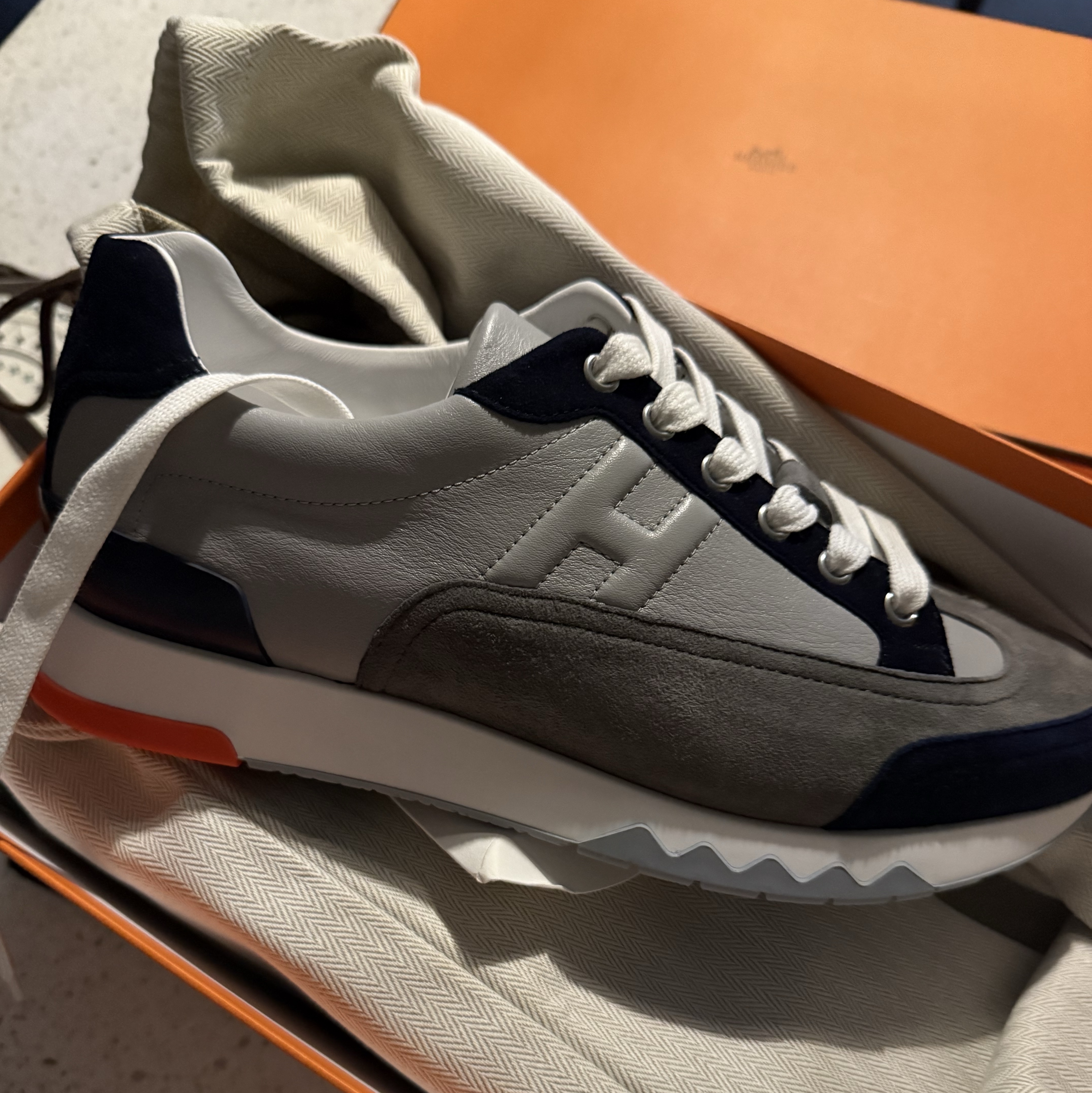 Hermes Trail Sneakers Calfskin Suede Goatskin & Multicolore Gris Silex 착용 스타일