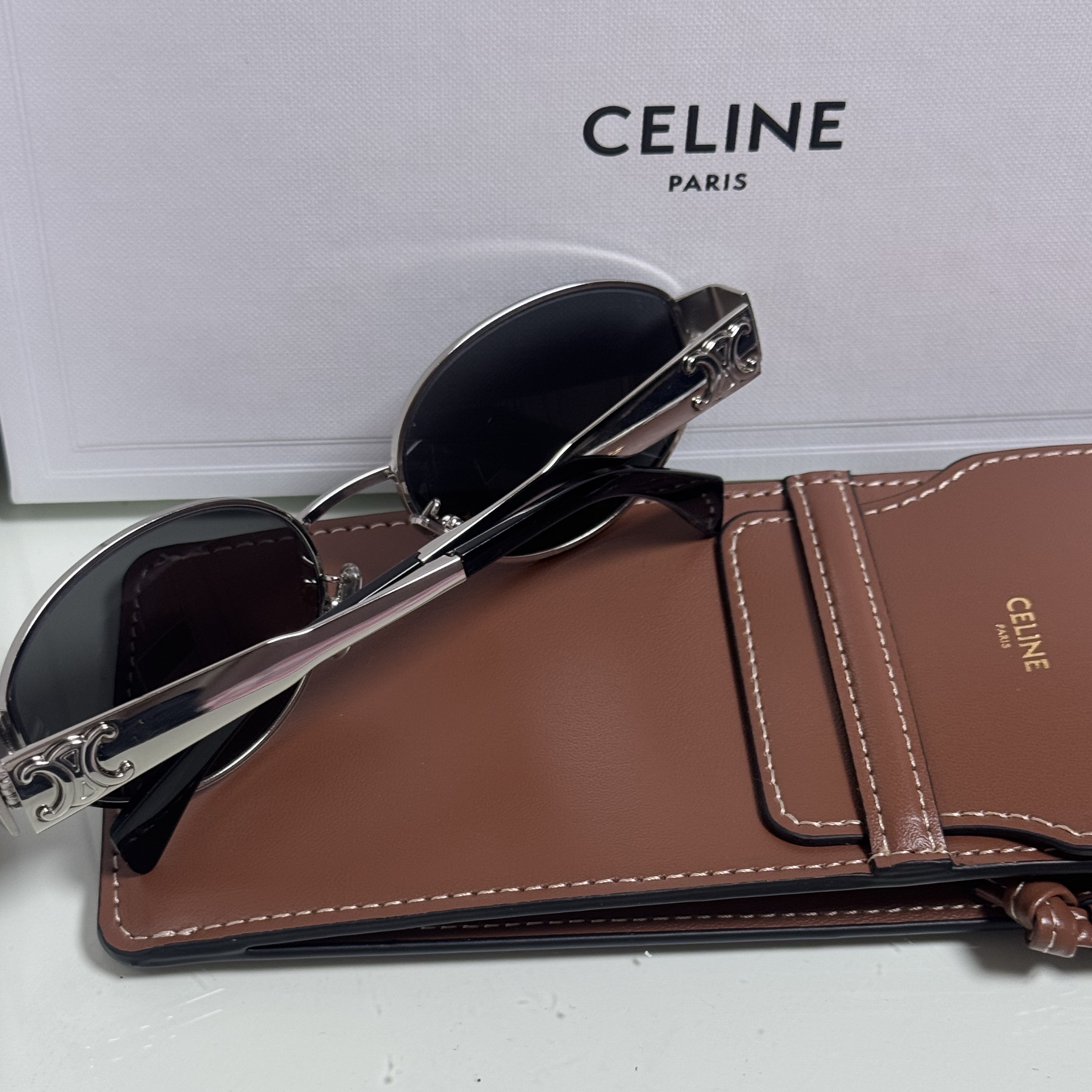 (W) Celine Triomphe Metal 01 Sunglasses in Metal Silver Smoke 착용 스타일