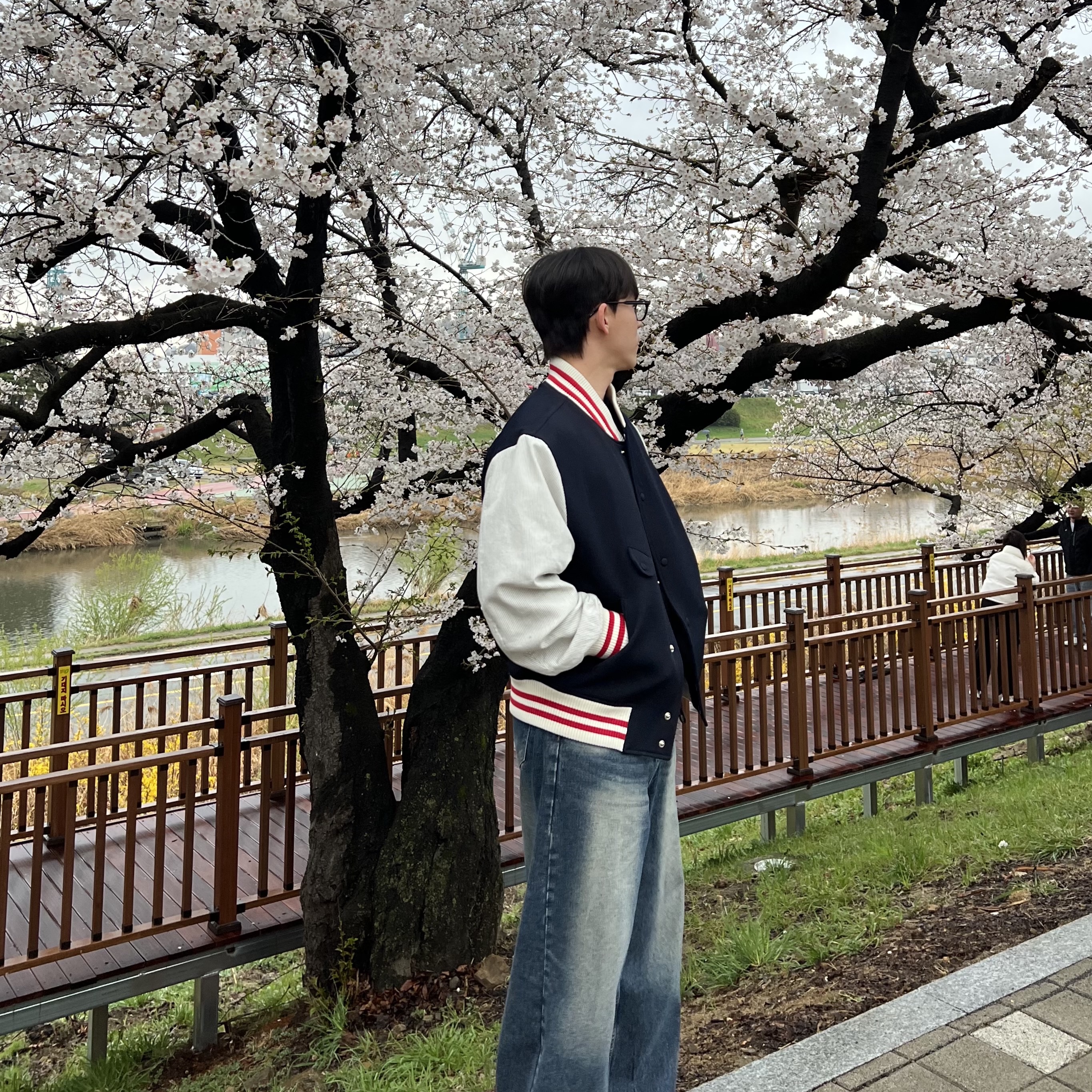 STU Embroidery Wool Stripe Varsity Navy, Balenciaga X-Pander Sneakers Blue Silver 착용 스타일 - 2