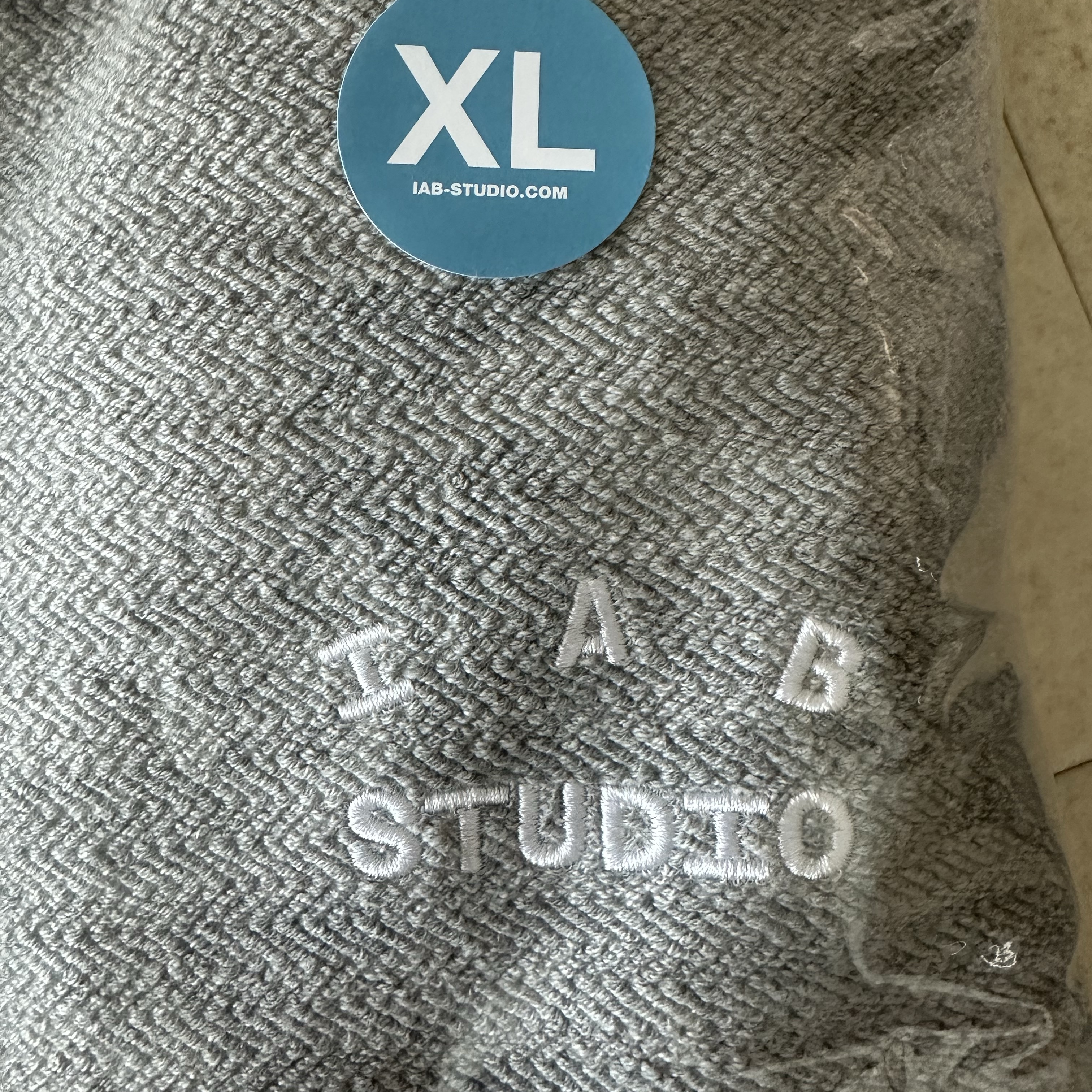 Jordan x Trophy Room Short Sleeve Top Black (FQ3844-010), IAB Studio Herringbone Hoodie Gray White 착용 스타일 - 4