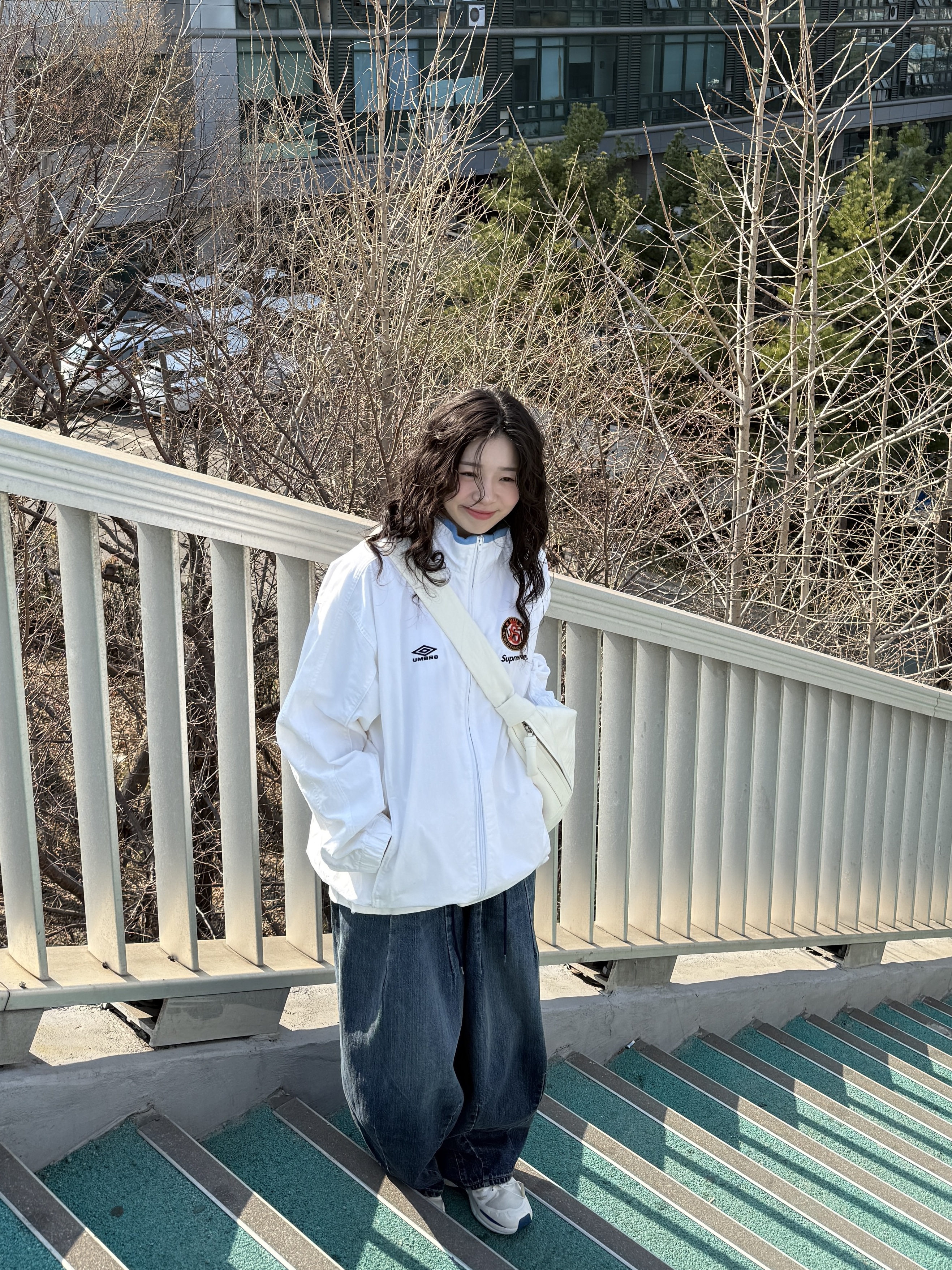 Supreme x Umbro Cotton Ripstop Track Jacket White - 23FW, Lemaire Large Croissant Bag Soft Nappa Leather White 착용 스타일 - 1