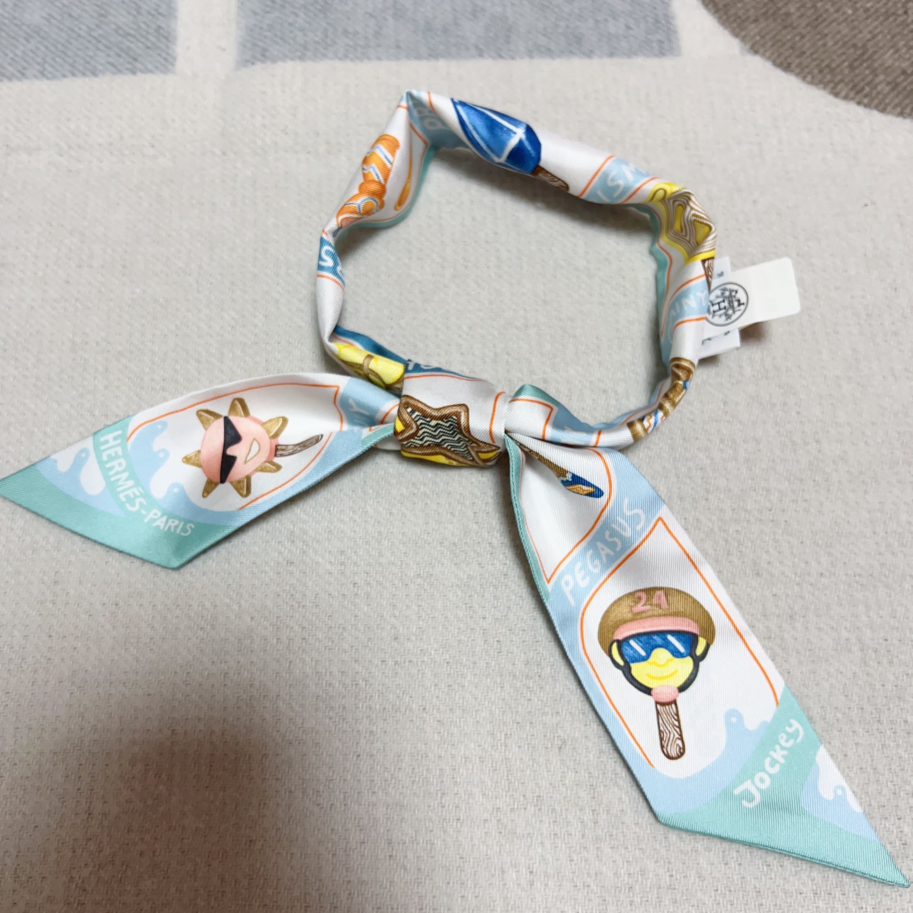 (W) Hermes Funny Ice Cream Twilly Aqua Orange Jaune 착용 스타일