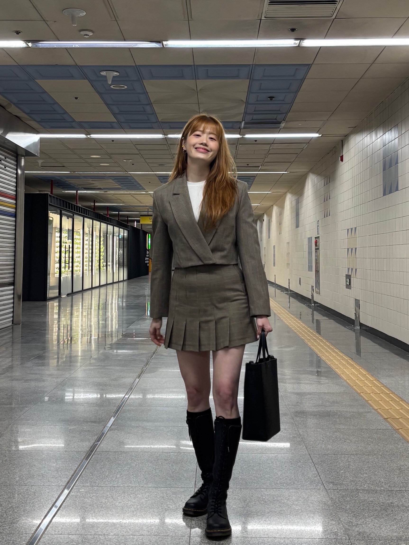 (W) Dr. Martens 1B60 Boots Black, Celine Small Cabas in Grained Calfskin Grey 착용 스타일 - 2