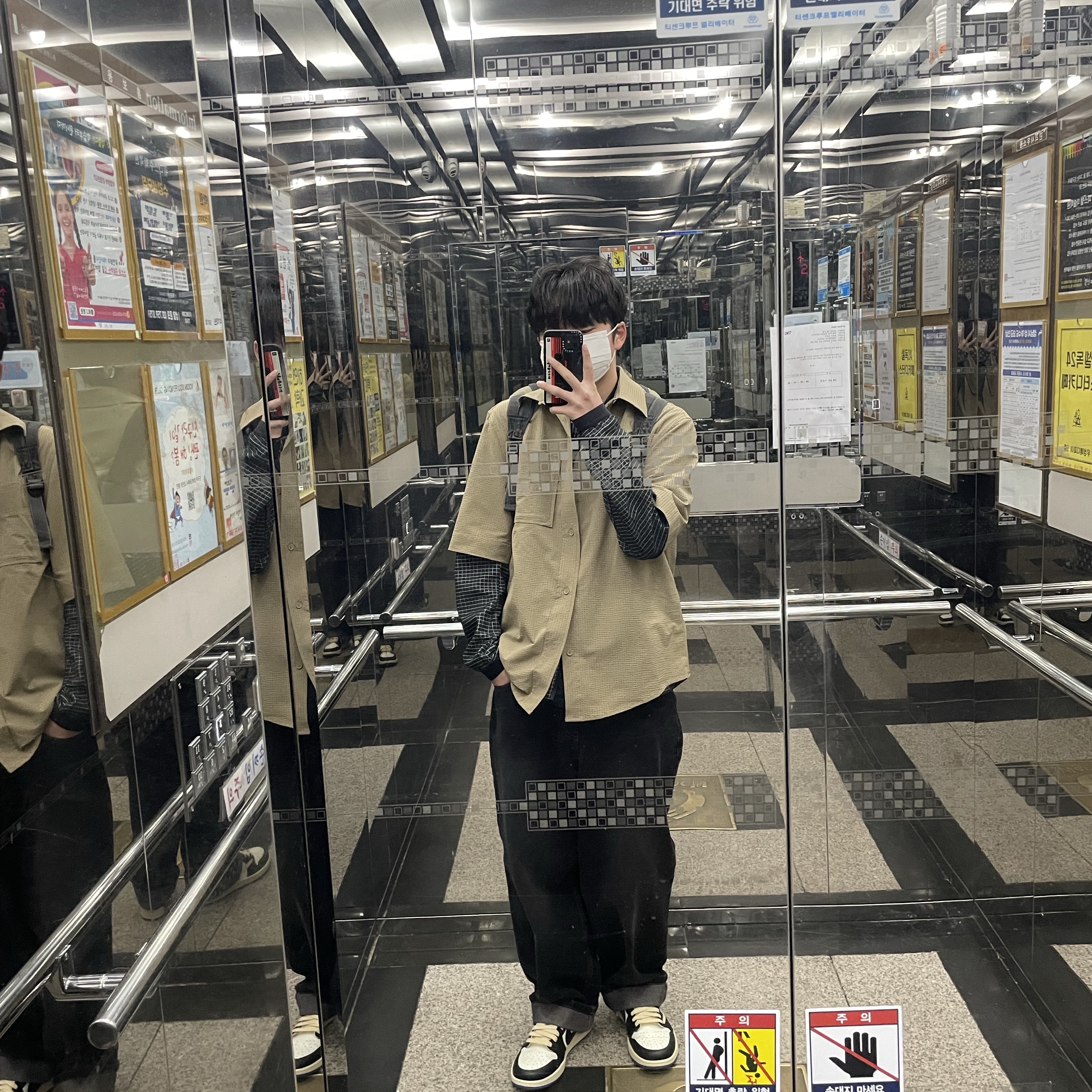 Jordan 1 x Travis Scott x Fragment Retro Low OG SP Military Blue, Suade Washed Backpack Charcoal Gray 착용 스타일 - 1