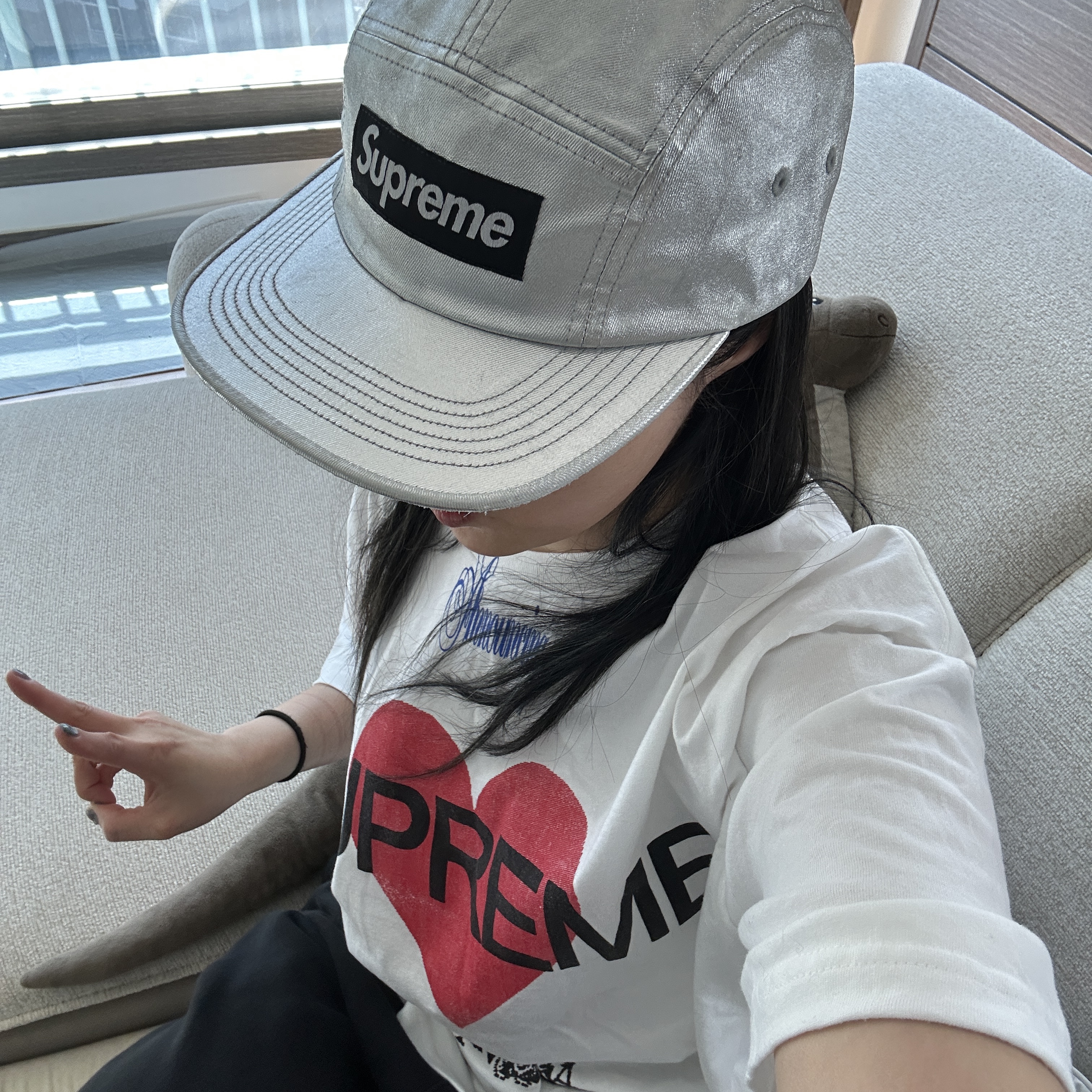 Supreme Washed Chino Twill Camp Cap Silver - 25SS, Supreme Announcing T-Shirt White - 25SS 착용 스타일