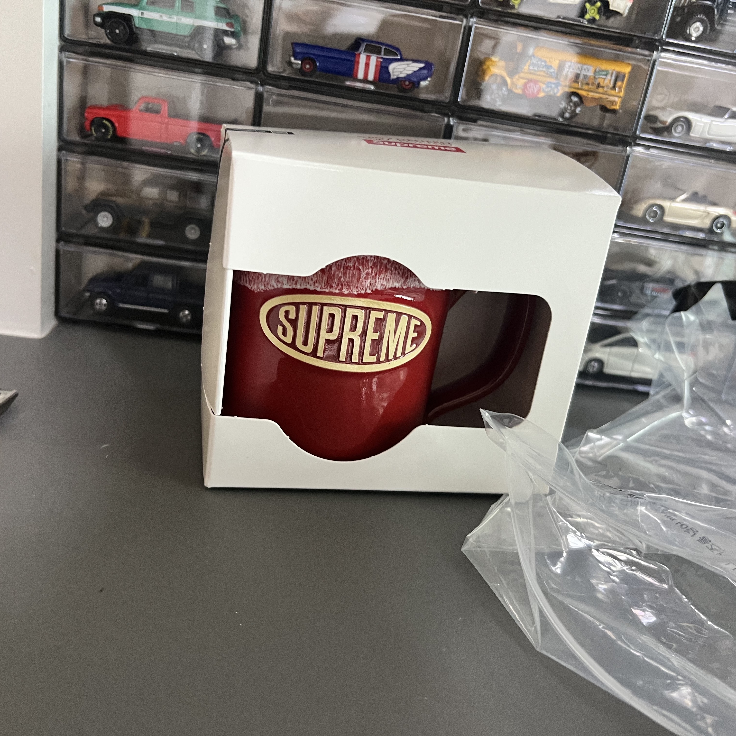 Supreme x Deneen Camper Mug Red - 25SS 착용 스타일 - 1