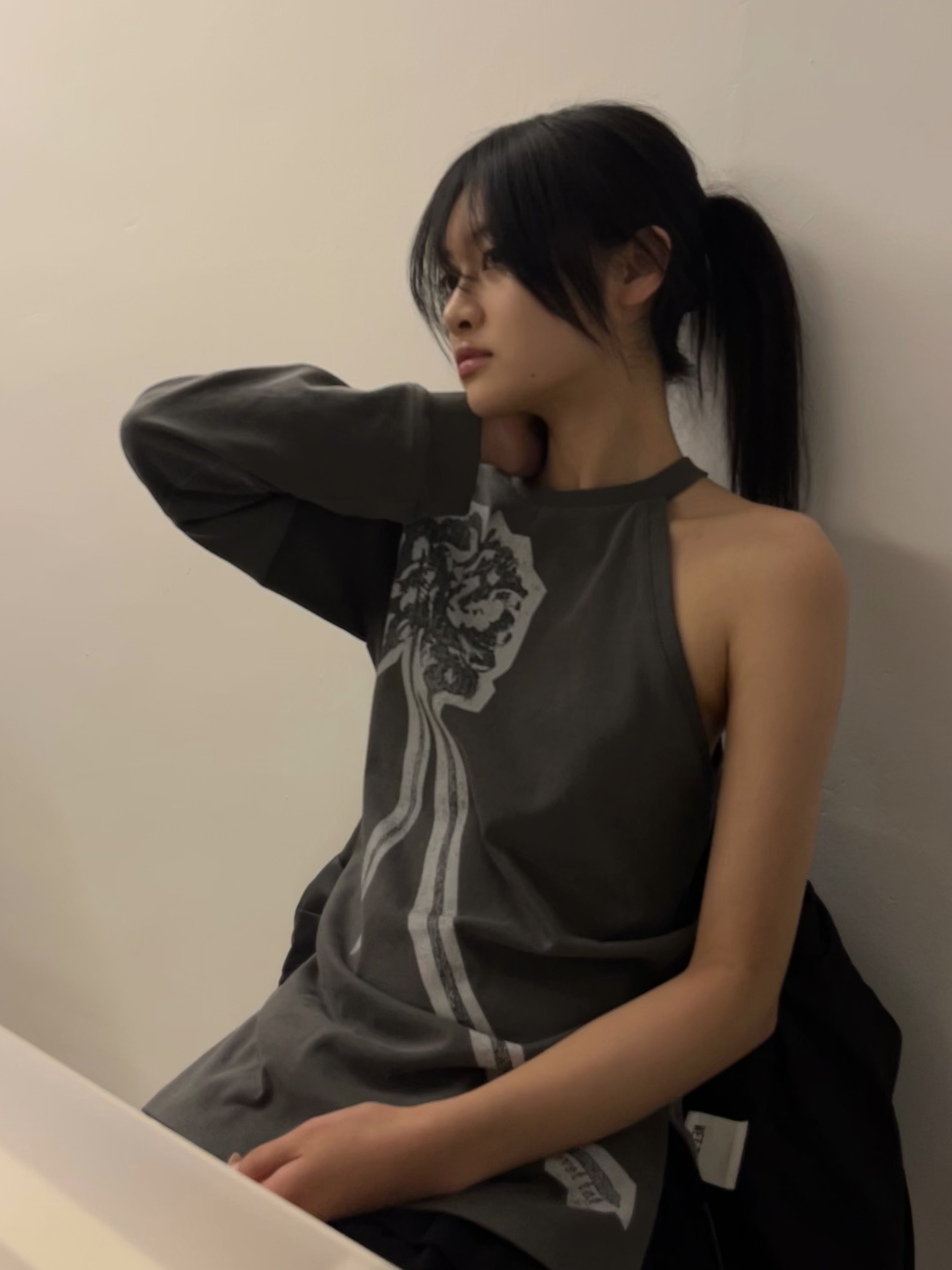 WET TAG Flower Unbalance Top Charcoal 착용 스타일 - 2