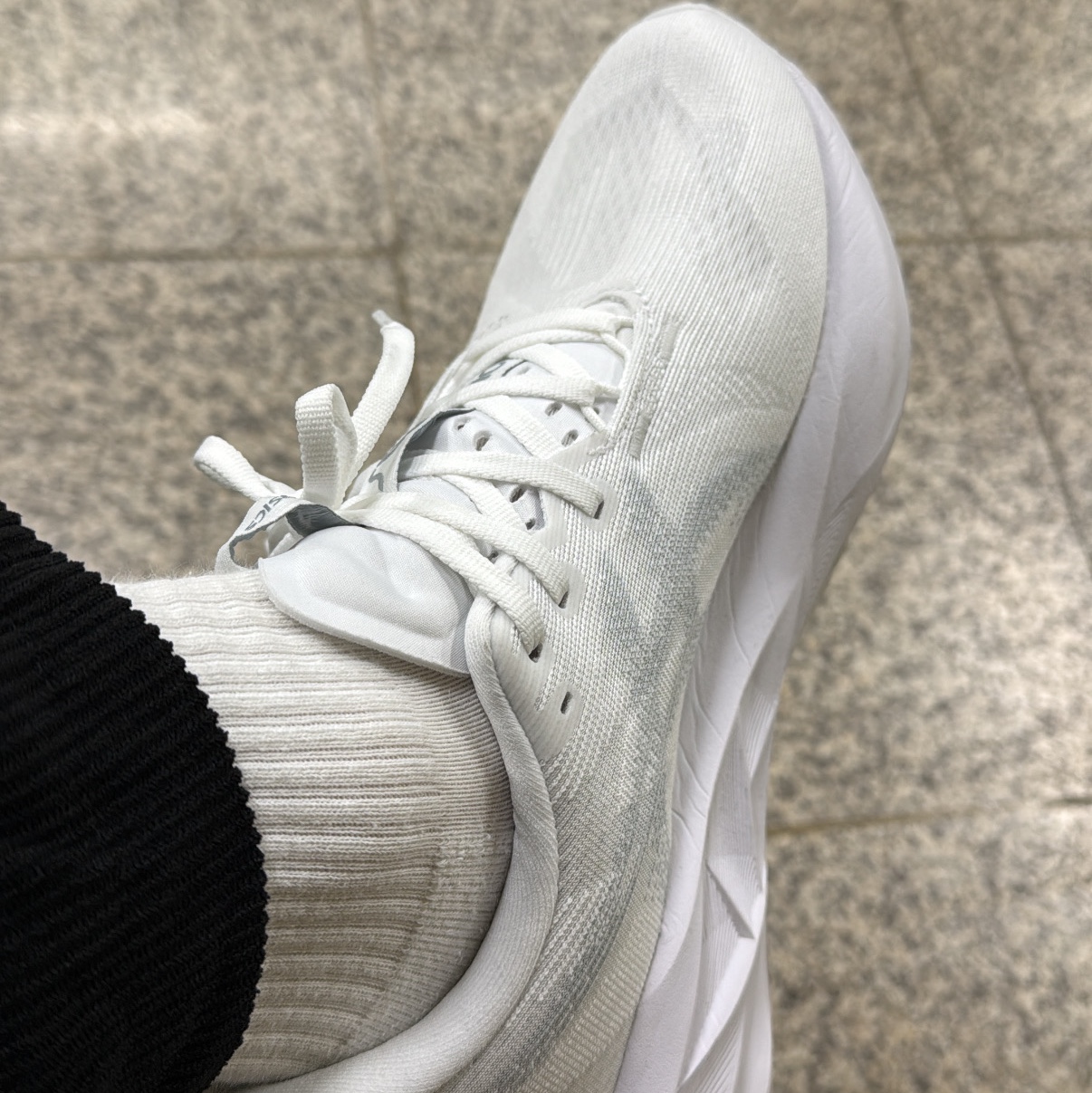 Asics Novablast 5 White Piedmont Grey 착용 스타일 - 4