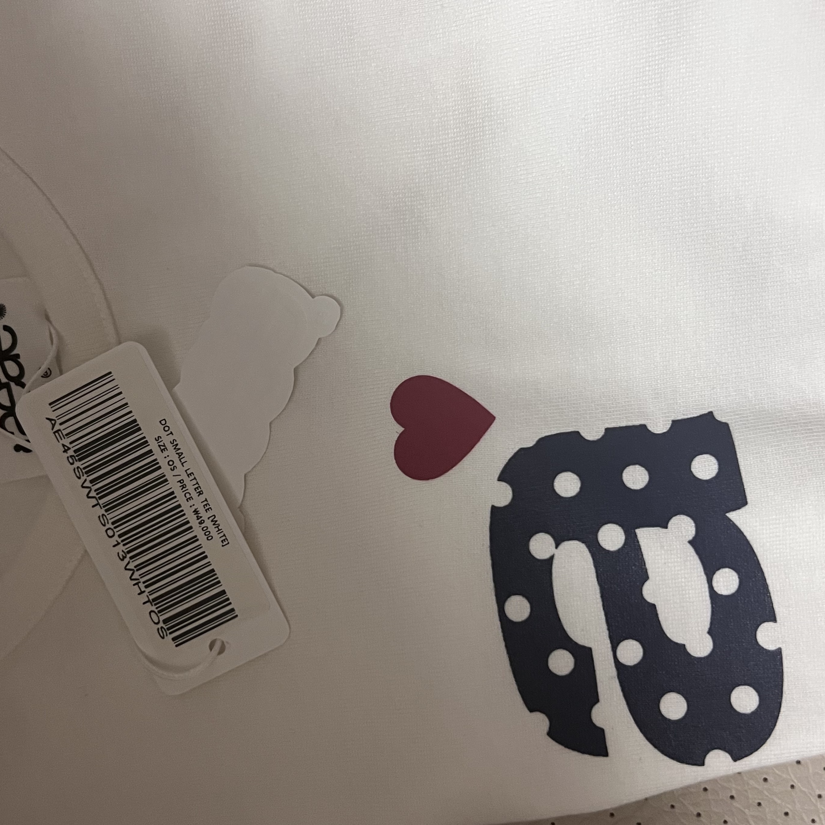 AEAE Dot Small Letter Tee White 착용 스타일