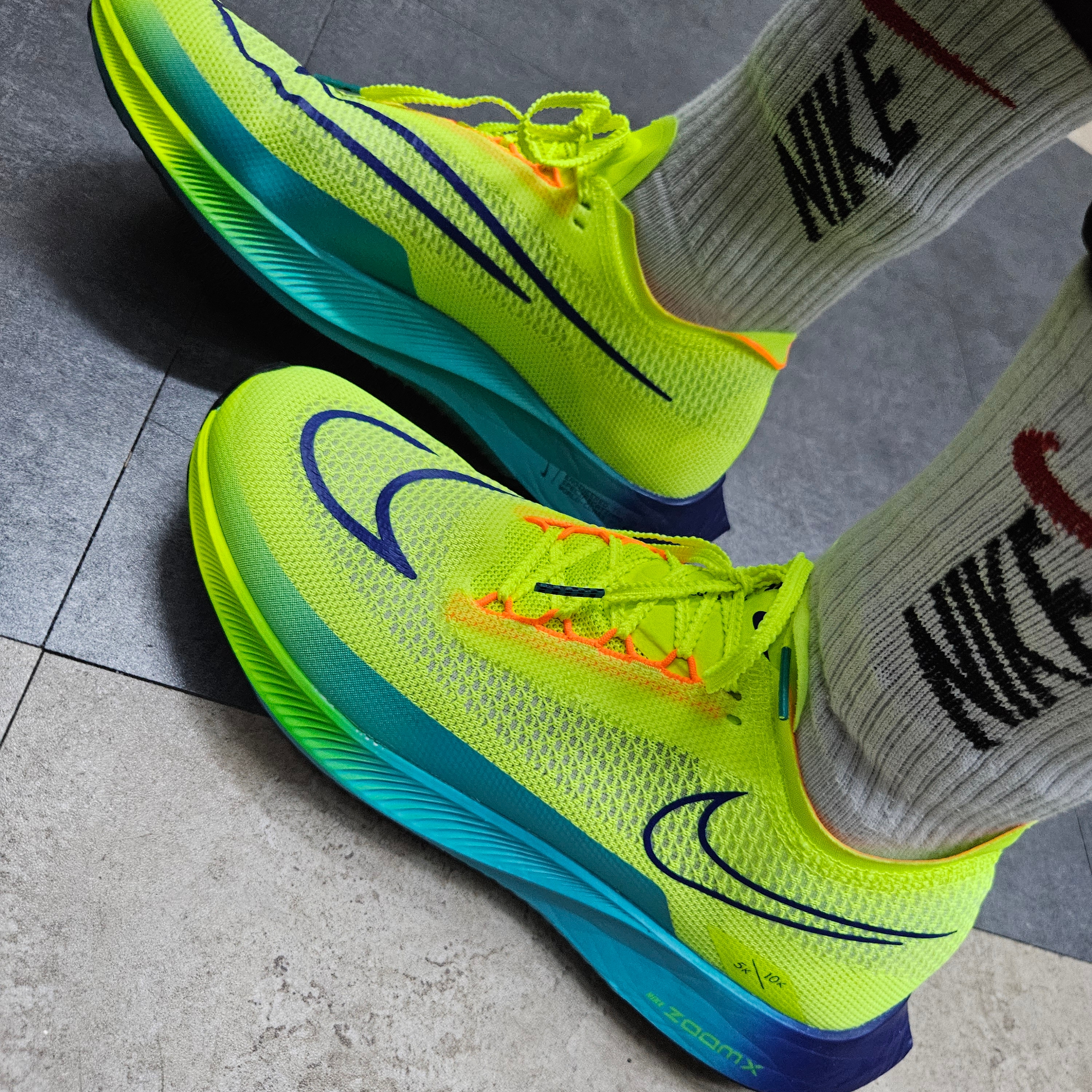 Nike ZoomX Streakfly Volt Black 착용 스타일 - 1