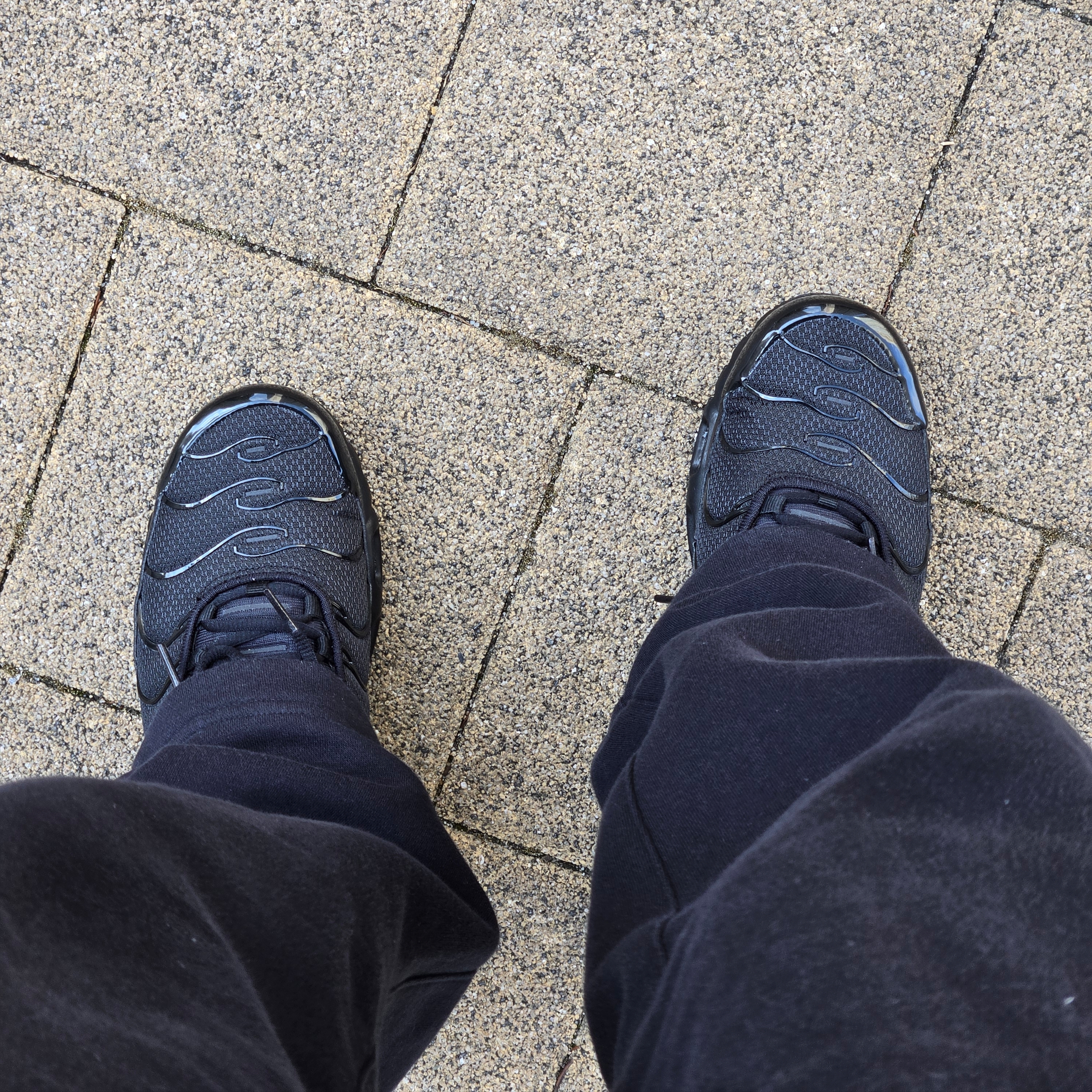Nike Air Max Plus Triple Black 착용 스타일