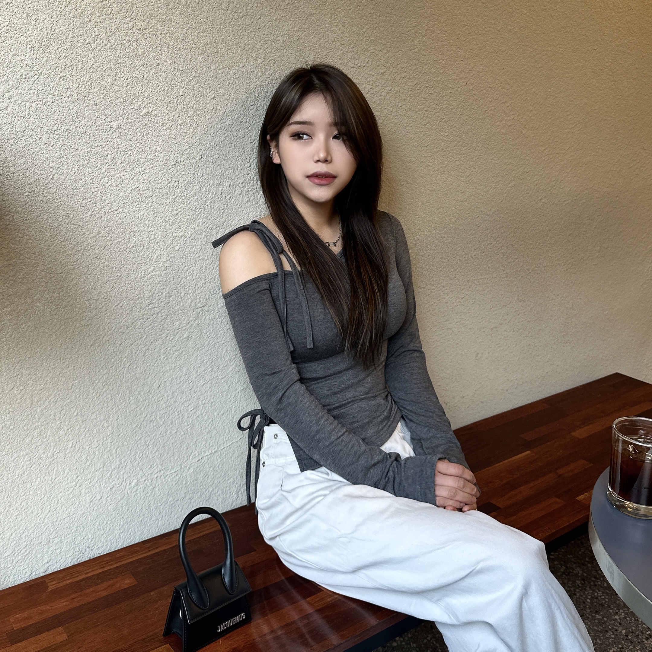 자크뮈스 르 치키토 시그니쳐 레더 미니 핸드백 블랙 실버 착용 스타일 - 1